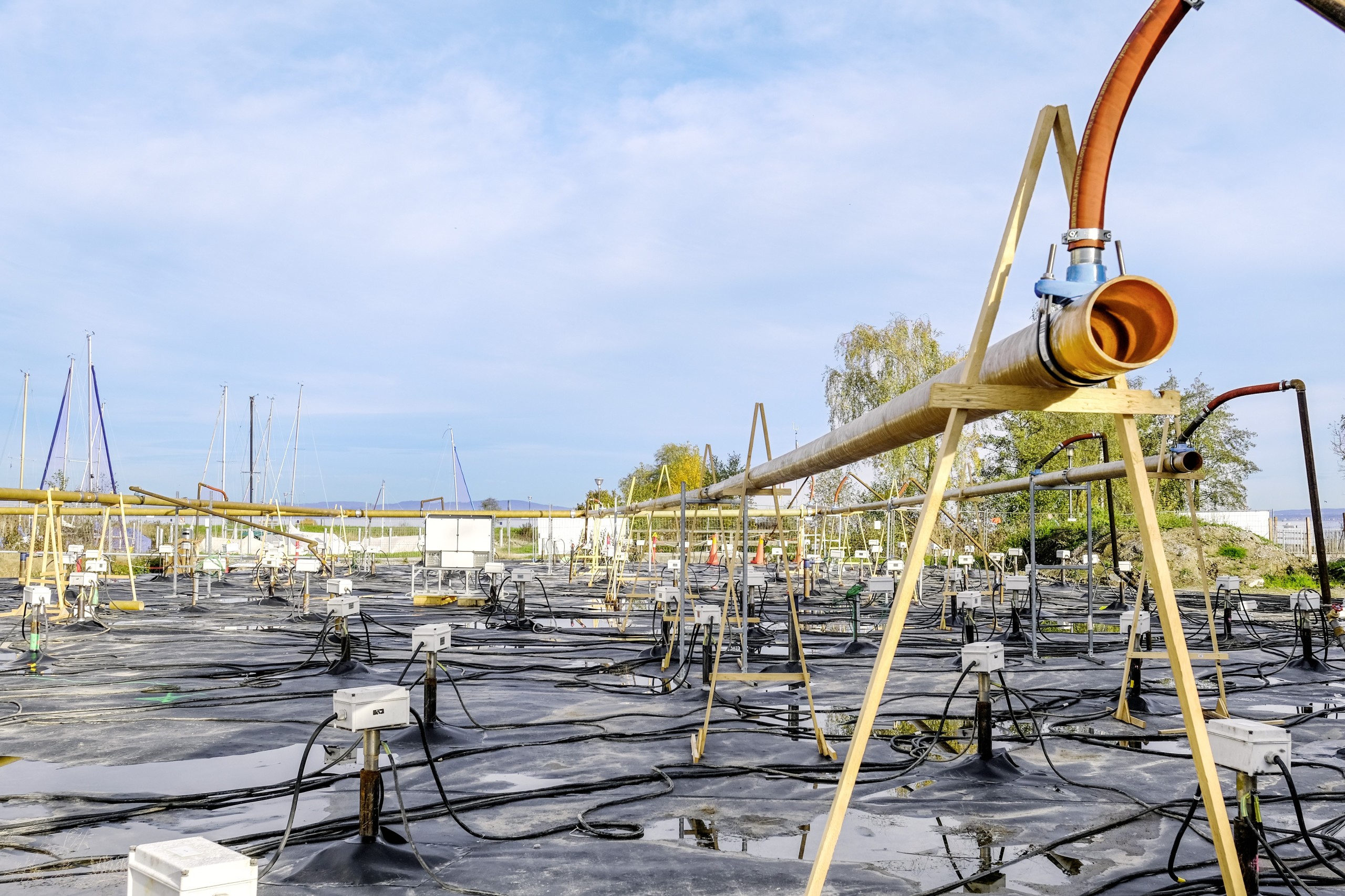 Röhren in der Luft und Elektrosonden fast 20 Meter tief im Boden: So wird das Raduner-Areal von seinen Altlasten befreit.