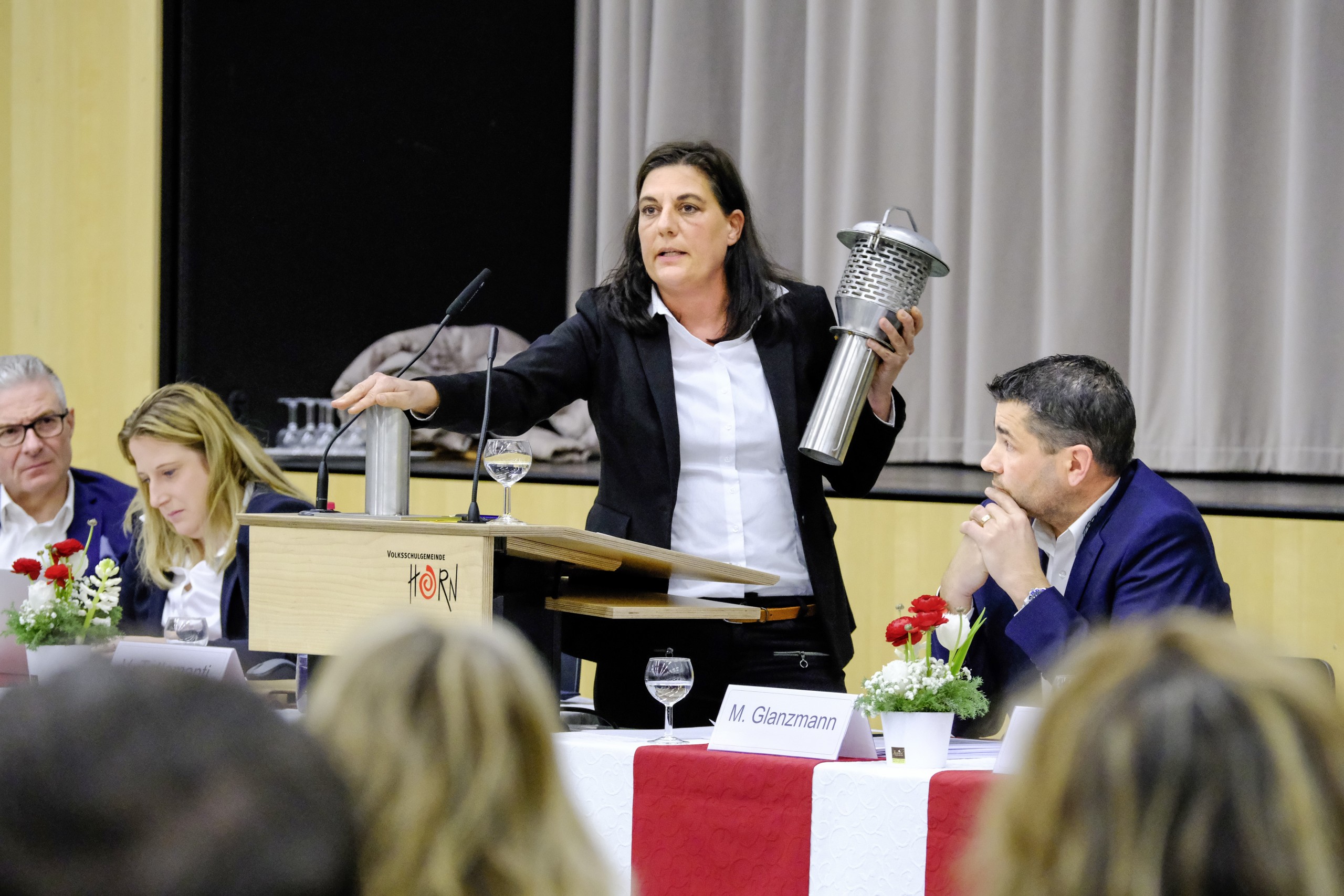 Gemeinderätin und Kandidatin für das Horner Gemeindepräsidium Vera Tettamanti erklärte an der Gemeindeversammlung anschaulich die Funktionsweise und Wartung des Ansaugstutzens für das neue Kinderbad.