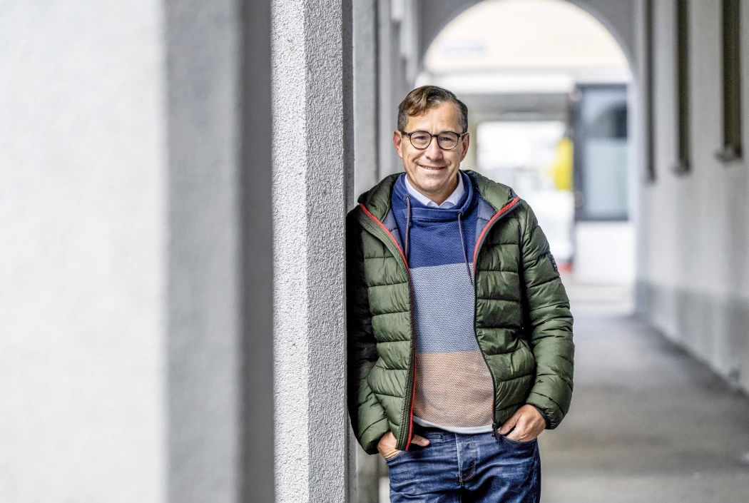 René Walther lehnt sich vor dem Arboner Stadthaus an eine Säule.