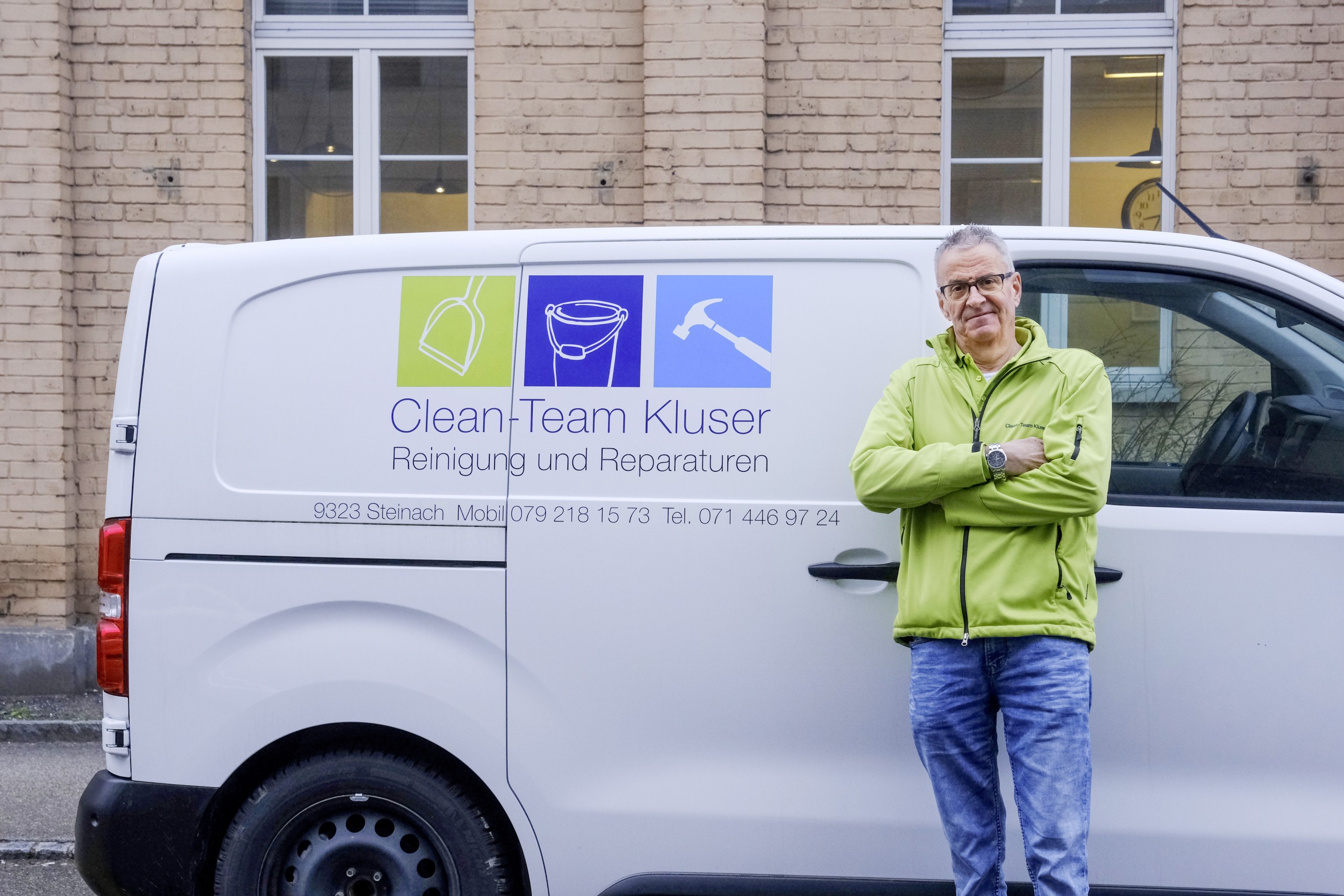 «Clean-Team Kluser» reinigt für die Region: Geschäftsinhaber Markus Kluser vor seinem Firmenauto.