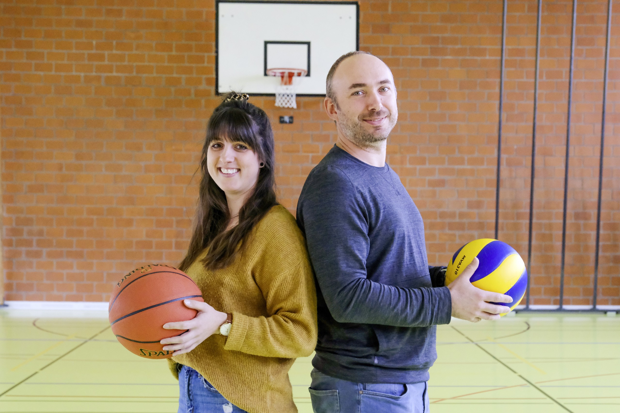 Für Kinder und Jugendliche bleiben die Schulsozialarbeiter am Ball: Ramona Machac und Michael Klingenstein.