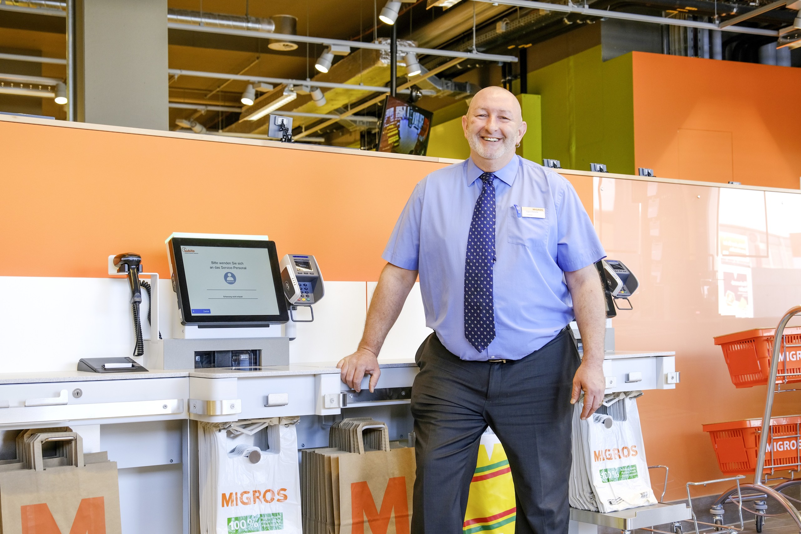 Filialleiter Egon Hinrichs vor der Self-Scanning-Station: «Natürlich bedienen wir unsere Kundschaft auch an der Kasse, aber diese Option wird ebenfalls sehr geschätzt.»