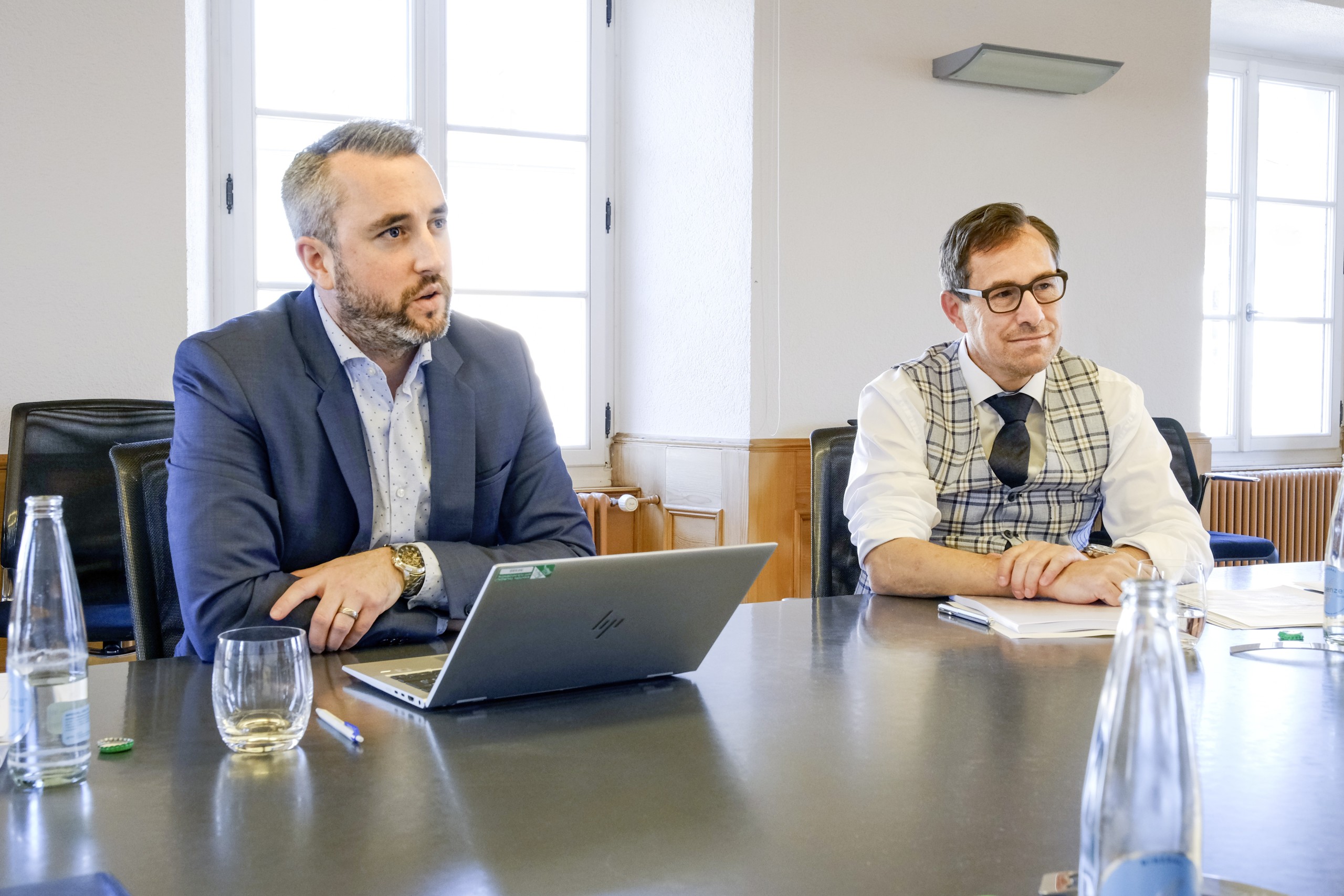 Pascal Büchler (l.), Leiter Finanzen der Stadt Arbon, und Stadtpräsident René Walther präsentieren die Rechnung 2022.