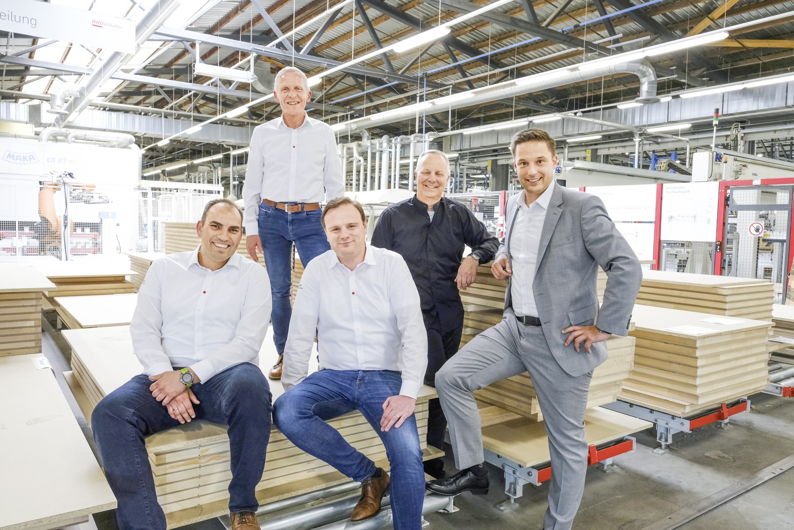 Ein Meilenstein ist geschafft. RWD Schlatter CEO Christian Kunzelmann, Georges Hutter (Leiter Produktion und Technik), Sven Buchholz (Leiter Finanzen und Controlling) zusammen mit Architekt Christian Meng und Claudius Moor, CEO Division Türen der Arbonia Gruppe (v.l.), in der neuen Logistikhalle.