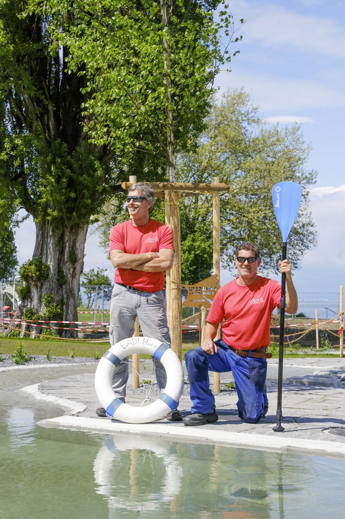 Das Bademeisterteam Alex Michevc (r) und sein Stv. Christoph «Stöff» Haas freuen sich auf die Saison im neuen Horner Bijoux.