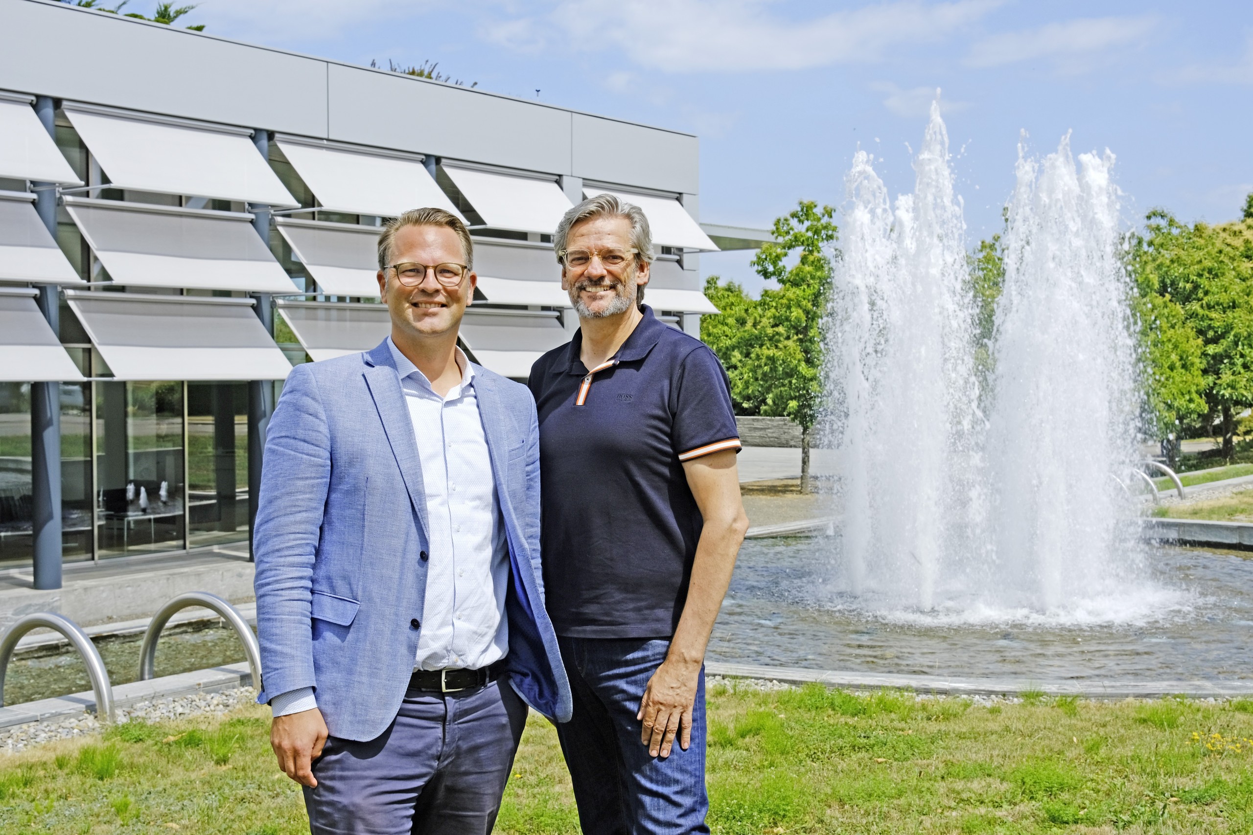 Kim Flach, Geschäftsführer Arbonia und Prolux Solutions AG, und Key Account Manager Marcos Lopez bringen den «Storac» im September auf den Markt.