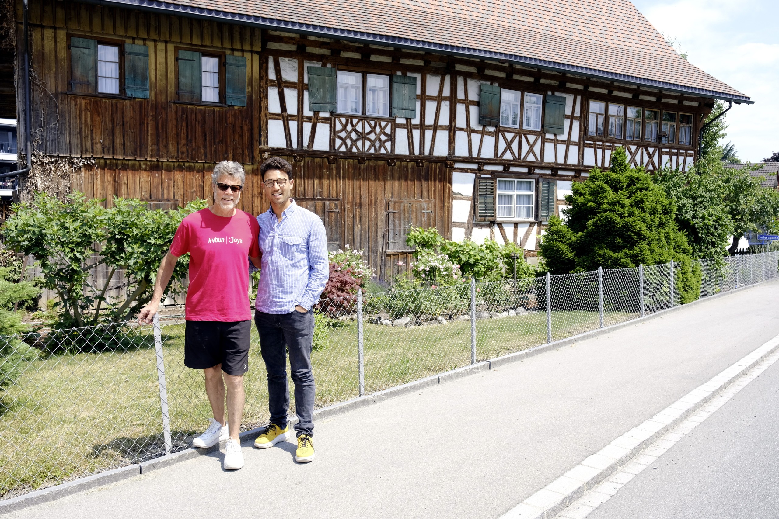Karl Müller und sein Sohn Karl Müller IV vor ihrem jüngsten Riegelbau-Projekt.