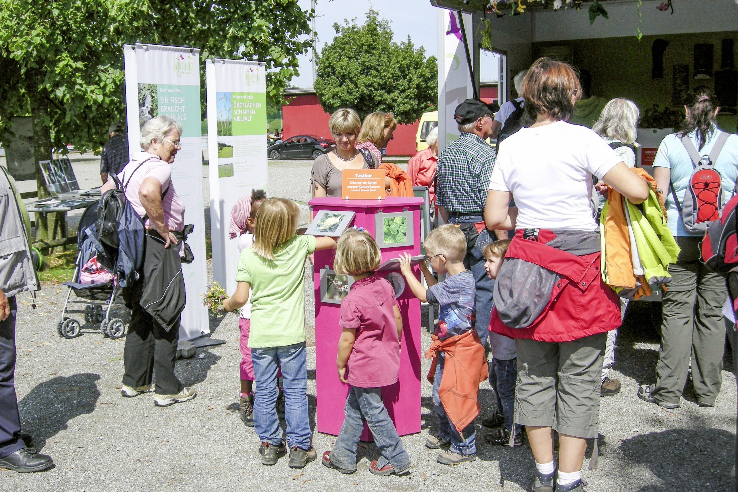 Der Biodiversitätswagen der RhyTOP GmbH möchte den Besuchenden das Potential der Biodiversität ganz praktisch näher bringen.