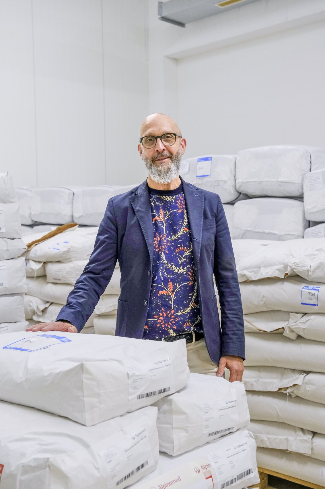 Im Lager der Alpinamed AG in Romanshorn: Geschäfsführer Andreas Bleiker zwischen Säcken voller Kräuter.