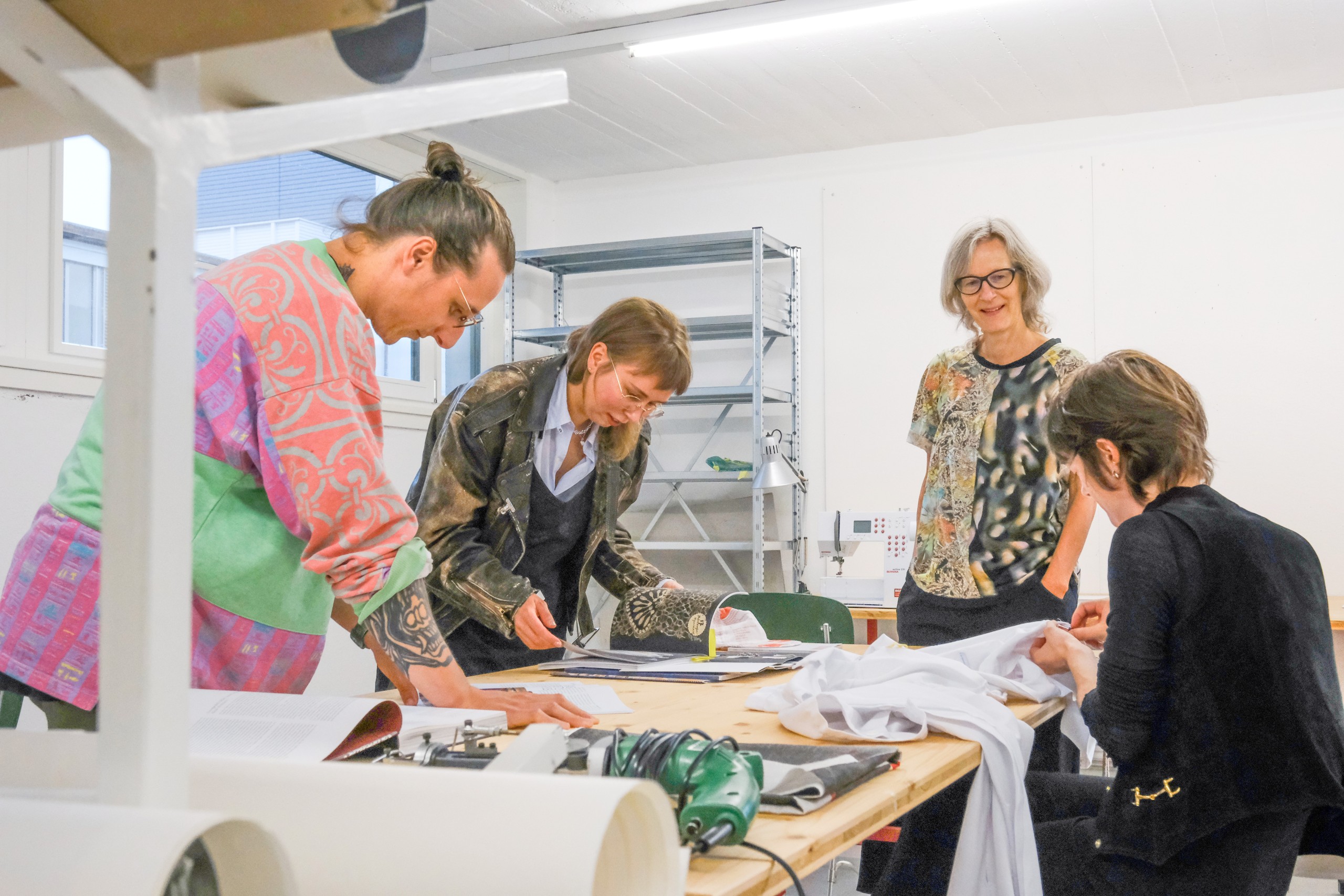 Marianne Burki (2.v.r.) mit ihren «TaDA»-Schützlingen Pascal Heimann, Carolina Forss und Axelle Stiefel im Atelier auf dem ZIK-Areal.