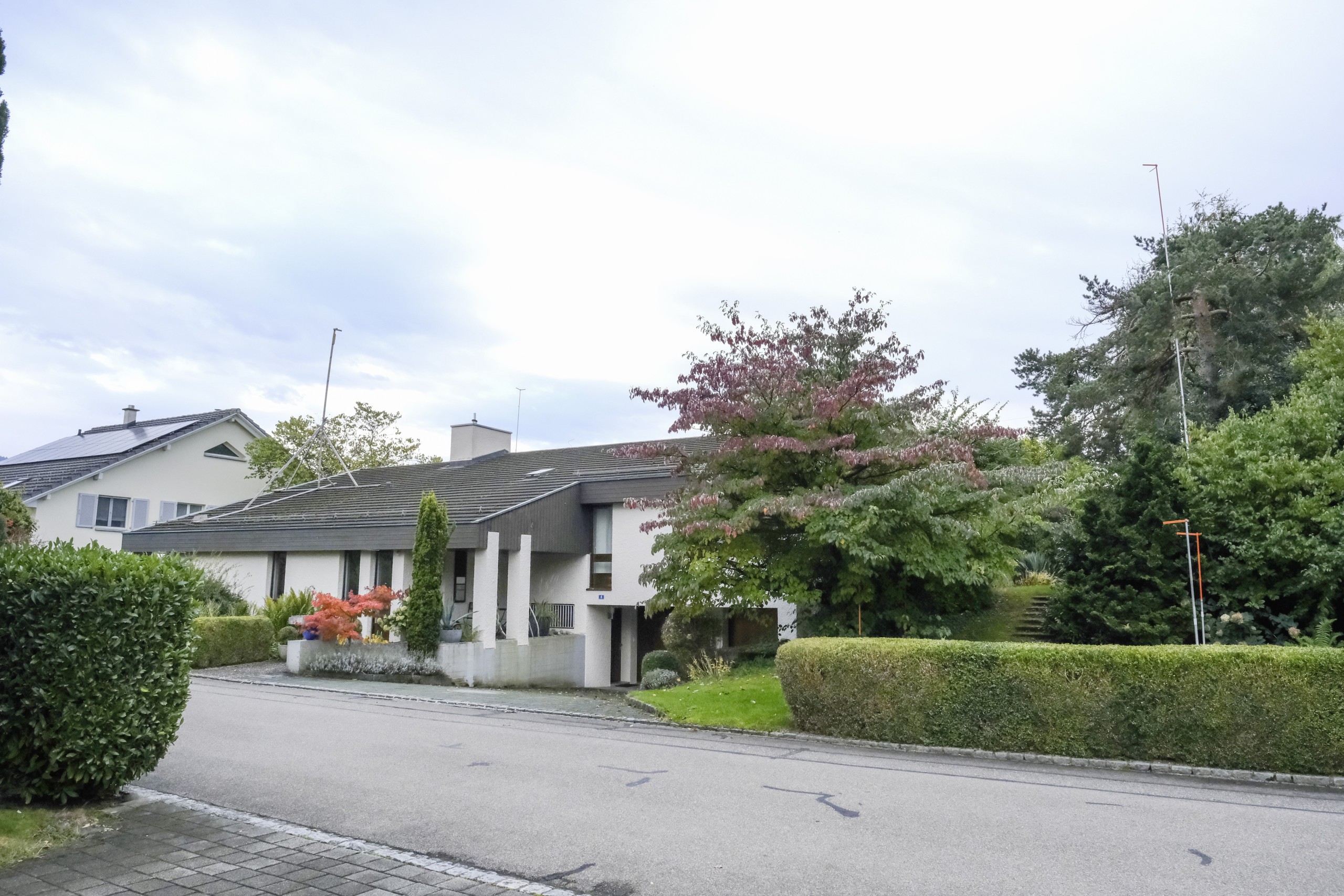 Die Bauvisiere an der Rebenstrasse 6 (Bild unten) und an der Brunnestrasse 4 stehen schon lange, die Baugesuche gehen in eine zweite Runde.