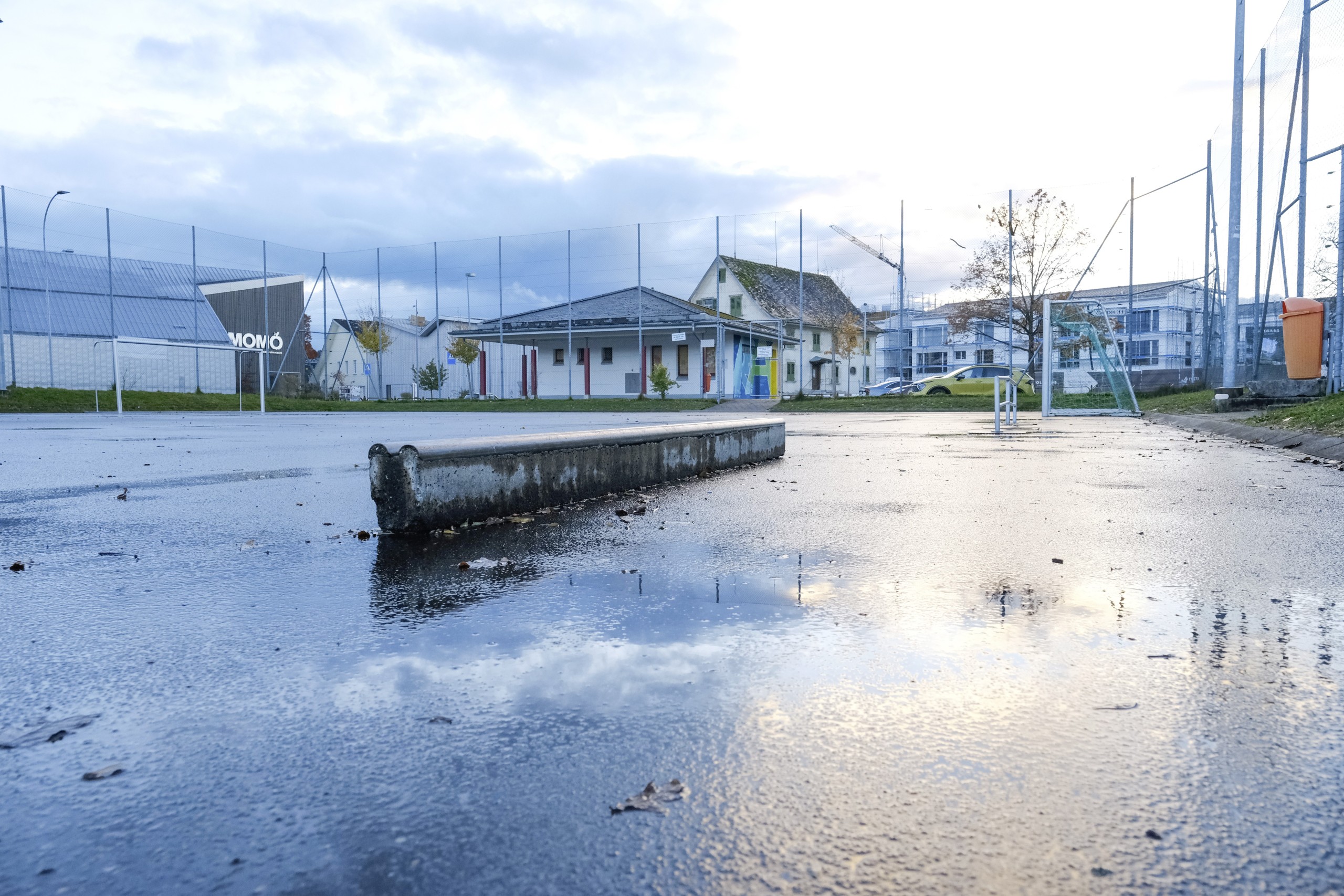 Unberührt von der um ihn geführten Diskussion liegt der Sportplatz Stachen da.