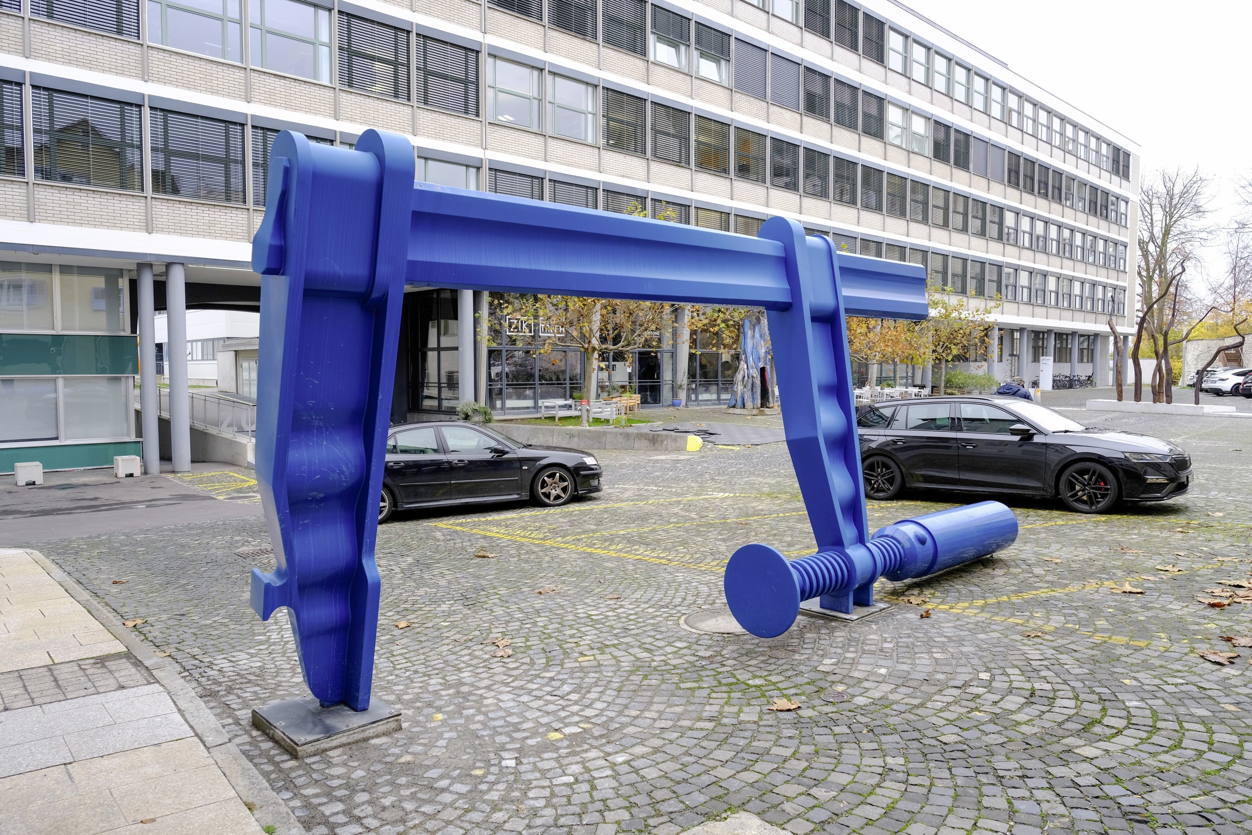 Die riesige blaue Schraubzwinge ist ein echter Blickfang.