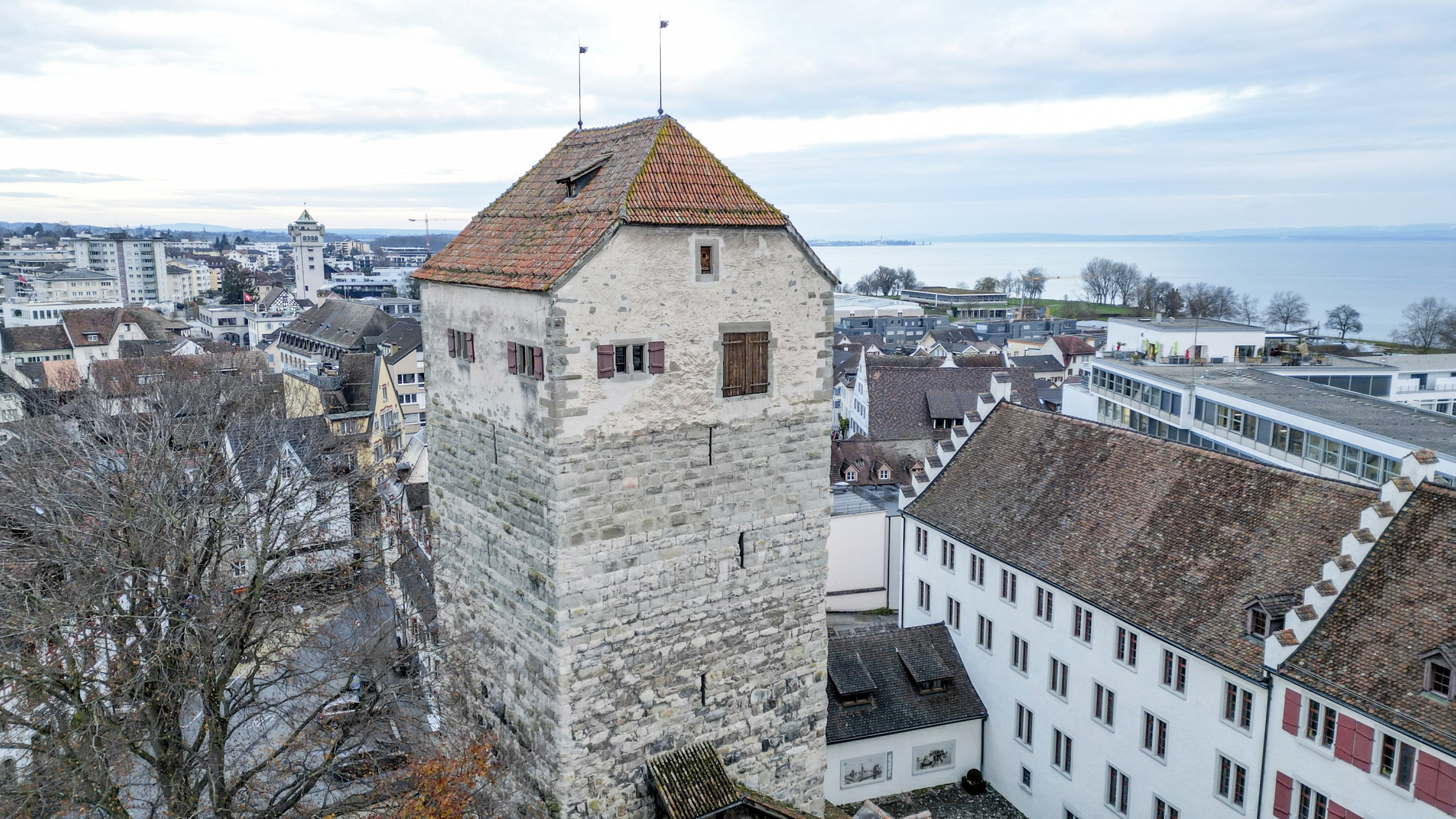 Es können sich Felsbrocken vom Schlossturm lösen.