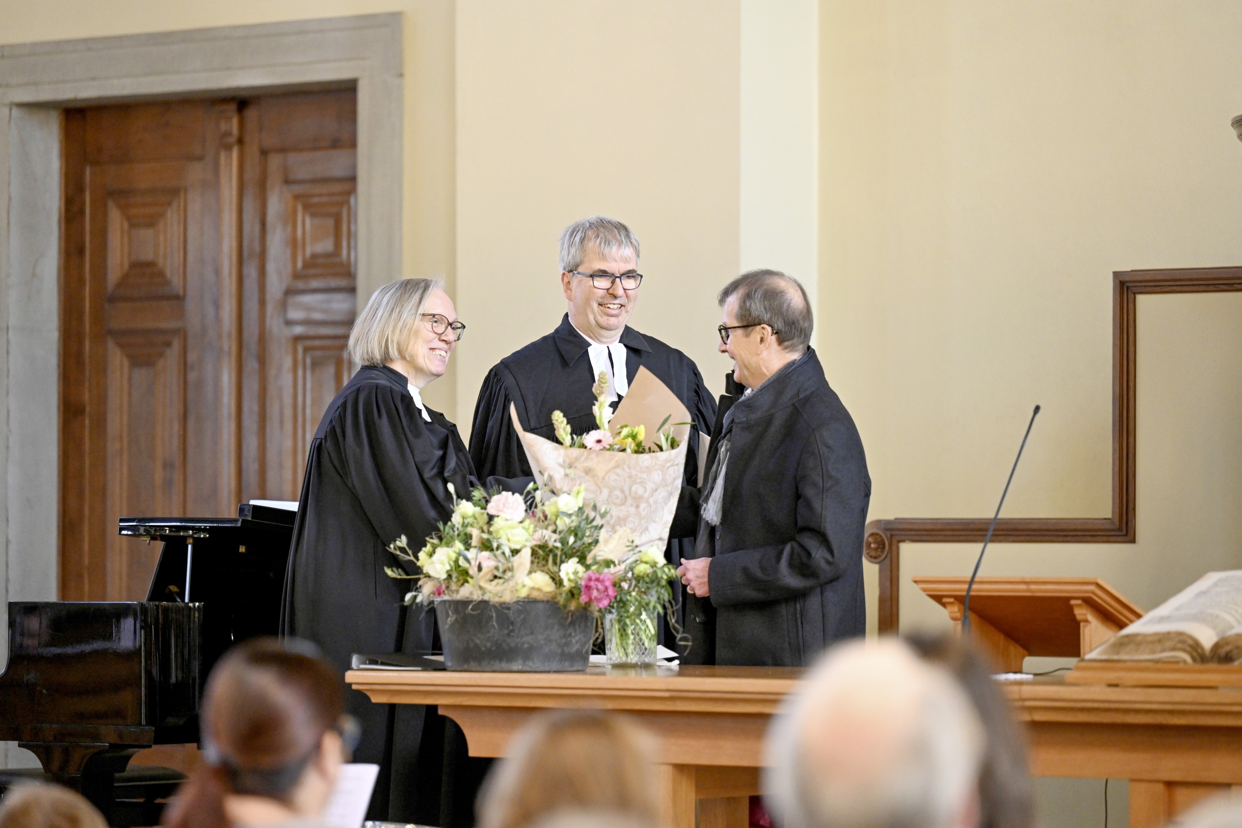 Im Abschlussgottesdienst wurden Sabine und Andreas Gäumann (Mitte) von Martin Ballat, Co-Präsident der Kirchenvorsteherschaft, verabschiedet.