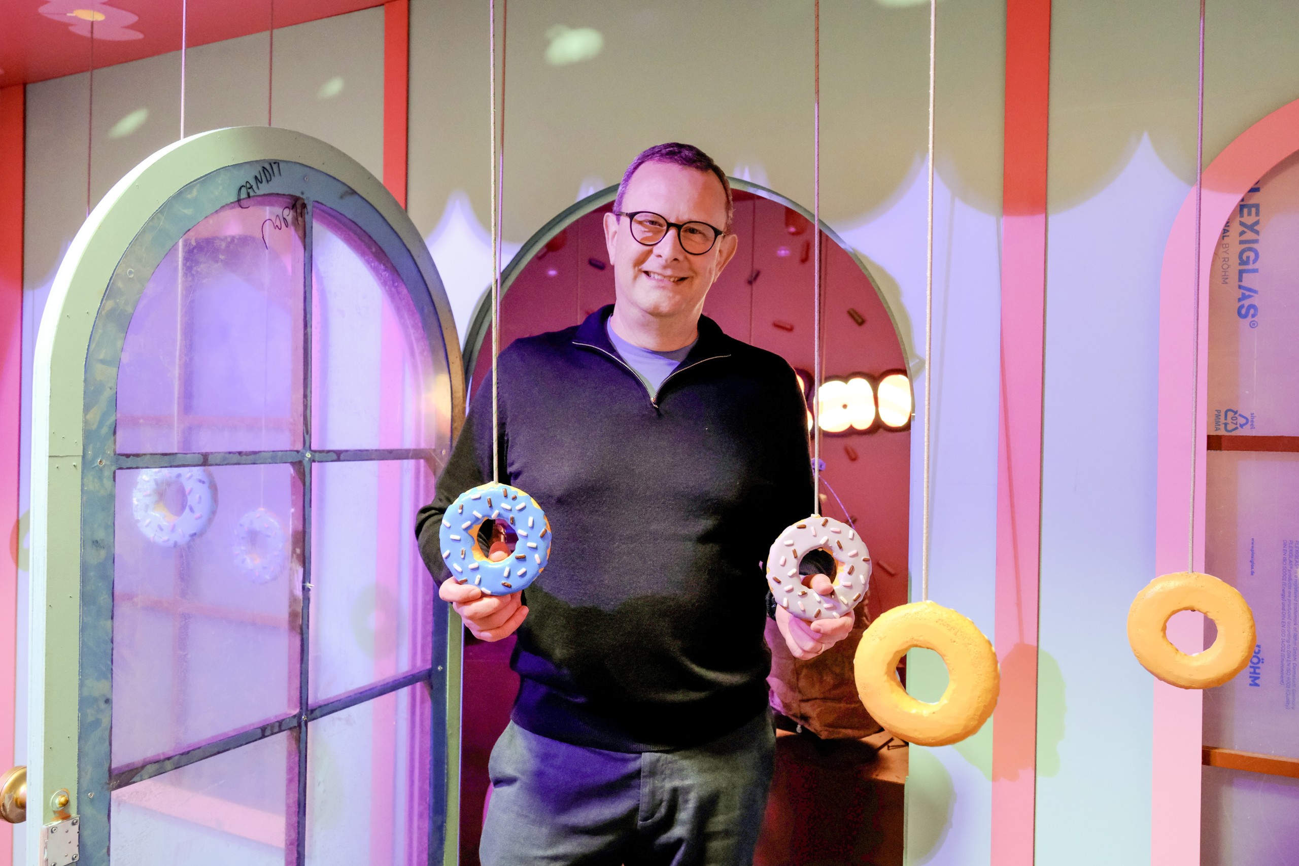 Jonas Blechschmidt zwischen hängenden Donuts – der Raum ist Teil der Cube Challenge Attraktion im neuen Arboner Indoor-Freizeitpark ArboPark.