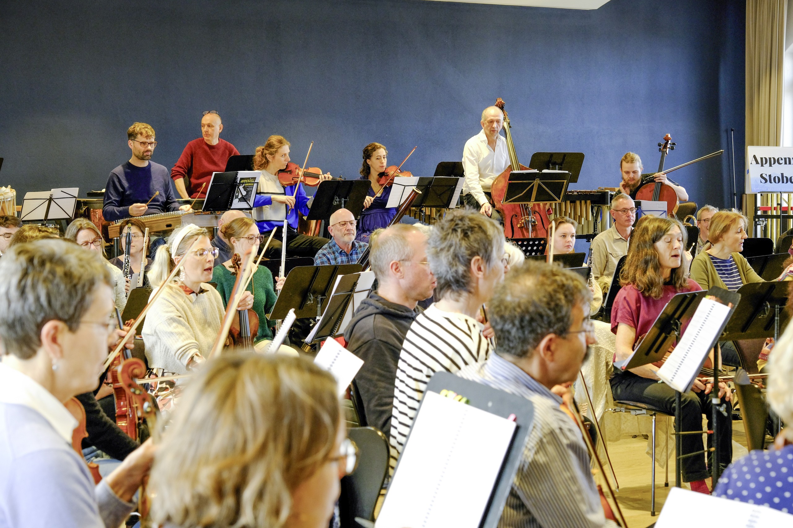 Die Geschwister Küng (hier im Hintergrund sichtbar), proben gemeinsam mit dem Sinfonischen Orchester für die Winterkonzert-Reihe.