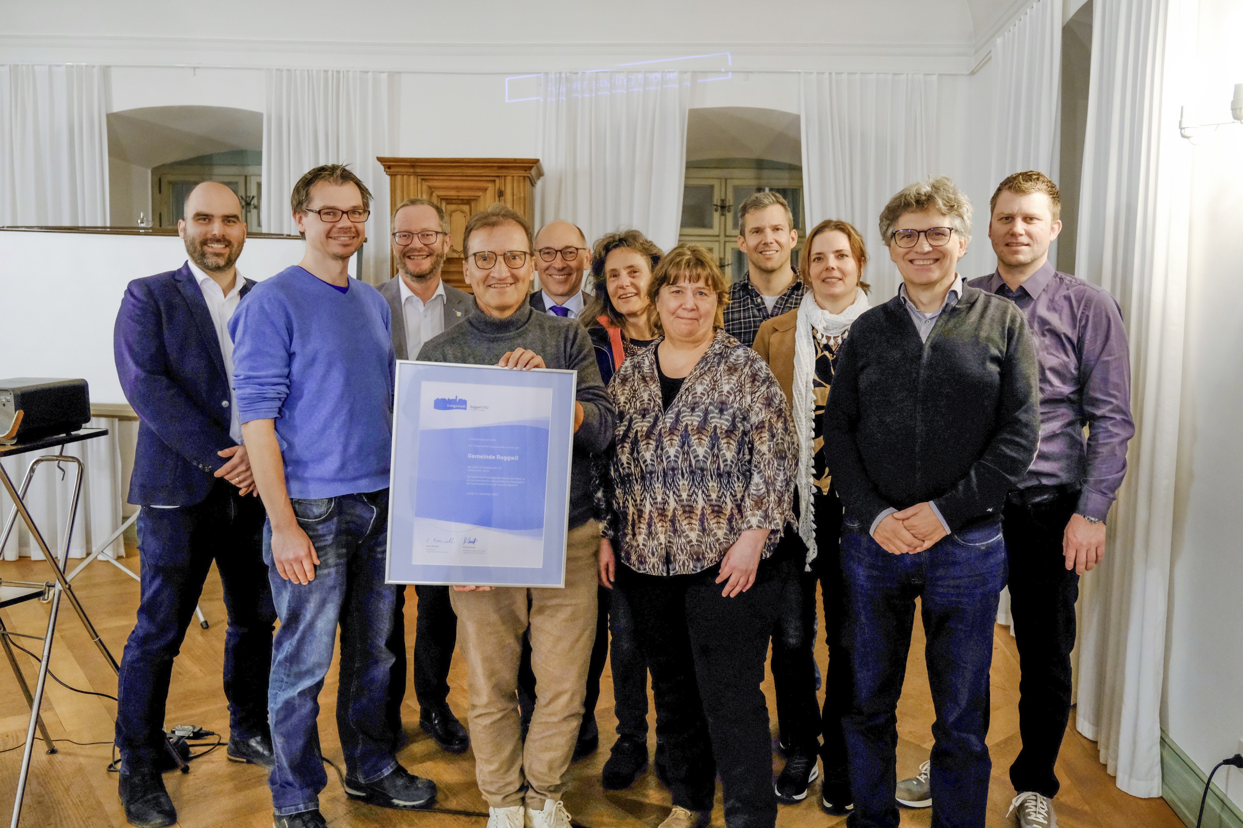 Gemeinderat Markus Zürcher (4.v.l.) durfte gemeinsam mit der Energiekommission das Label von Regierungsrat Walter Schönholzer (3.v.l.) in Empfang nehmen.