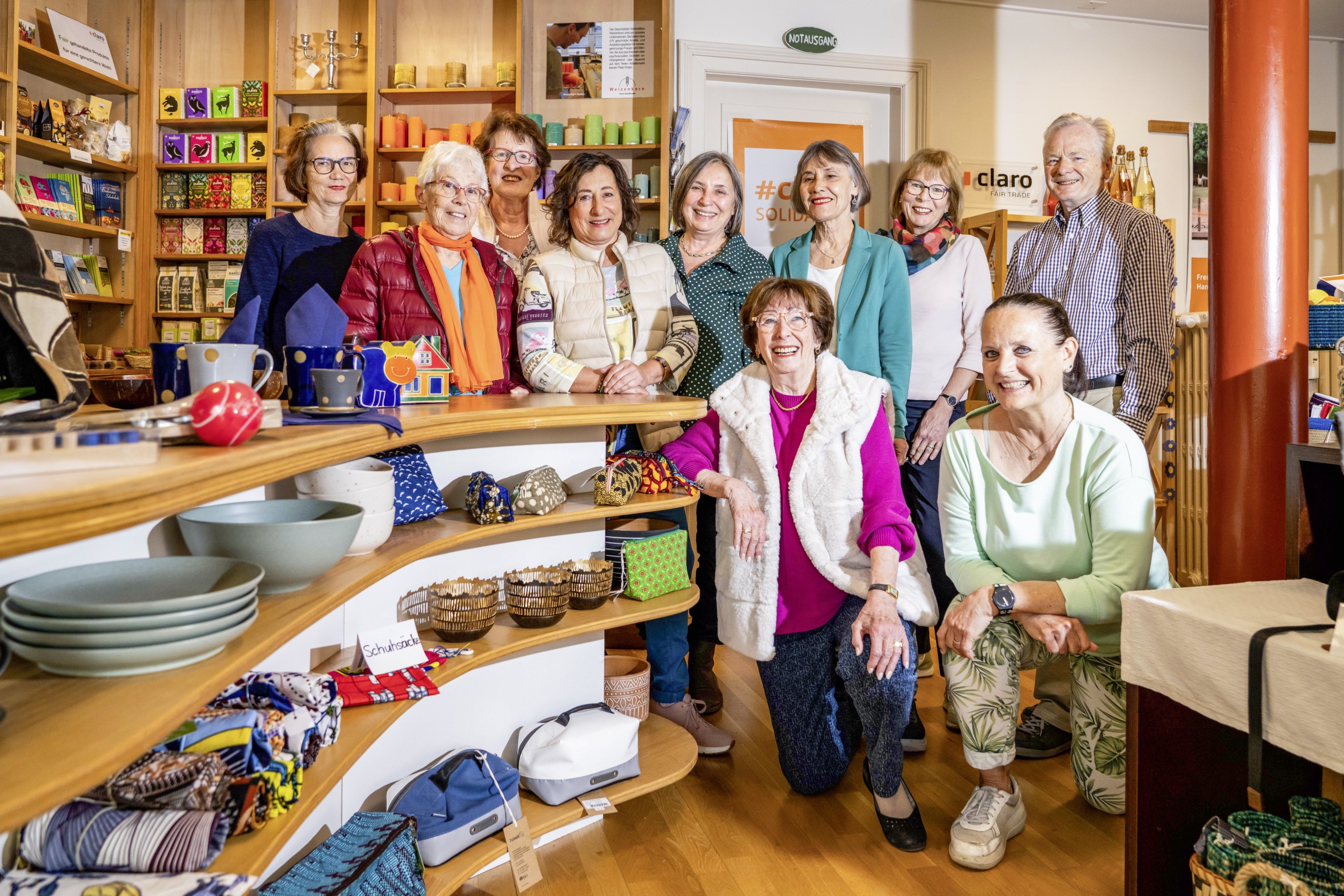 Esra Gasser (kniend 1.v.r.) und Hans Bichsel (stehend 1.v.r.) mit dem Verkaufsteam des Claroladens.