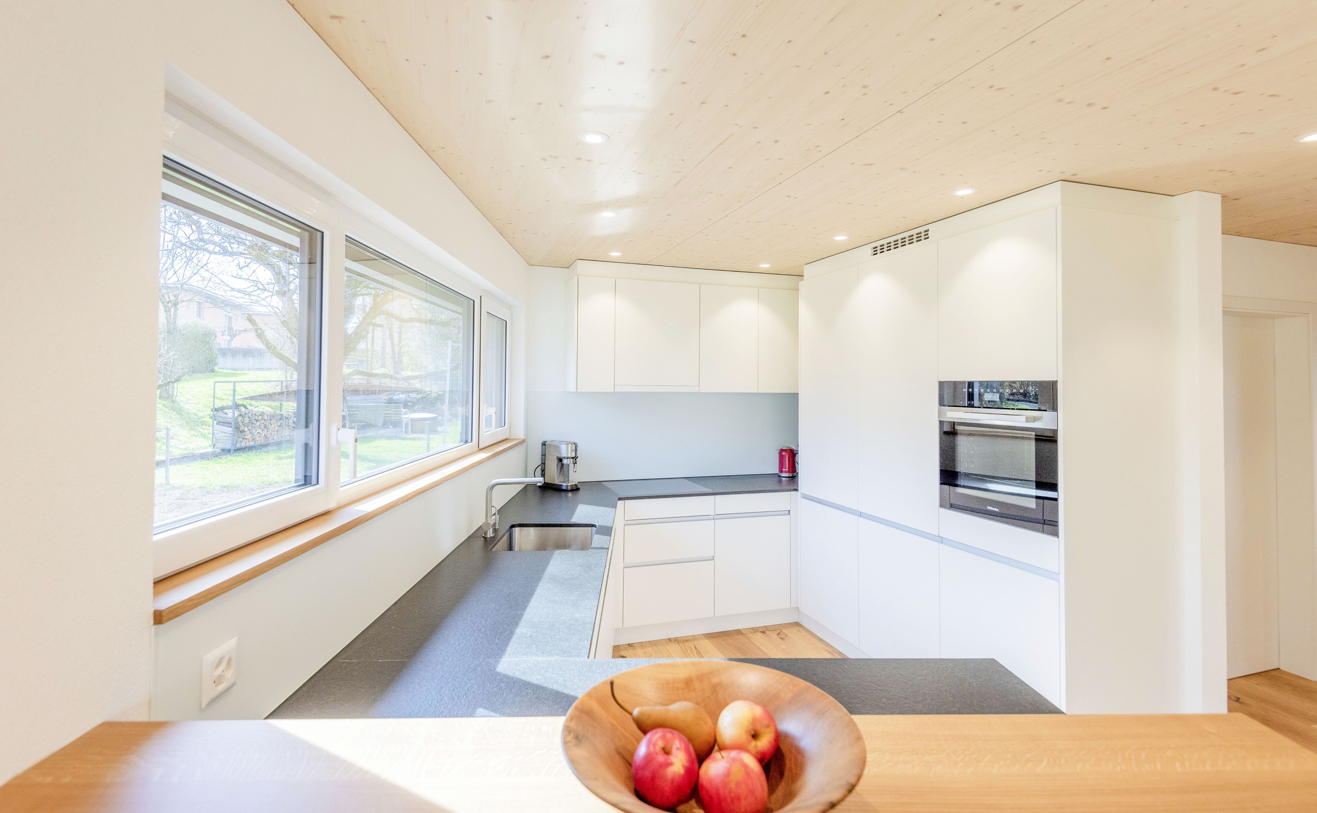 An der «Messe am See» stellte die Gebhard Müller AG ihr Angebot rund um Holzbau und Schreinerei vor. So fertigen die Schreiner unter anderem Küchen nach individuellen Kundenwünschen an (Bild).