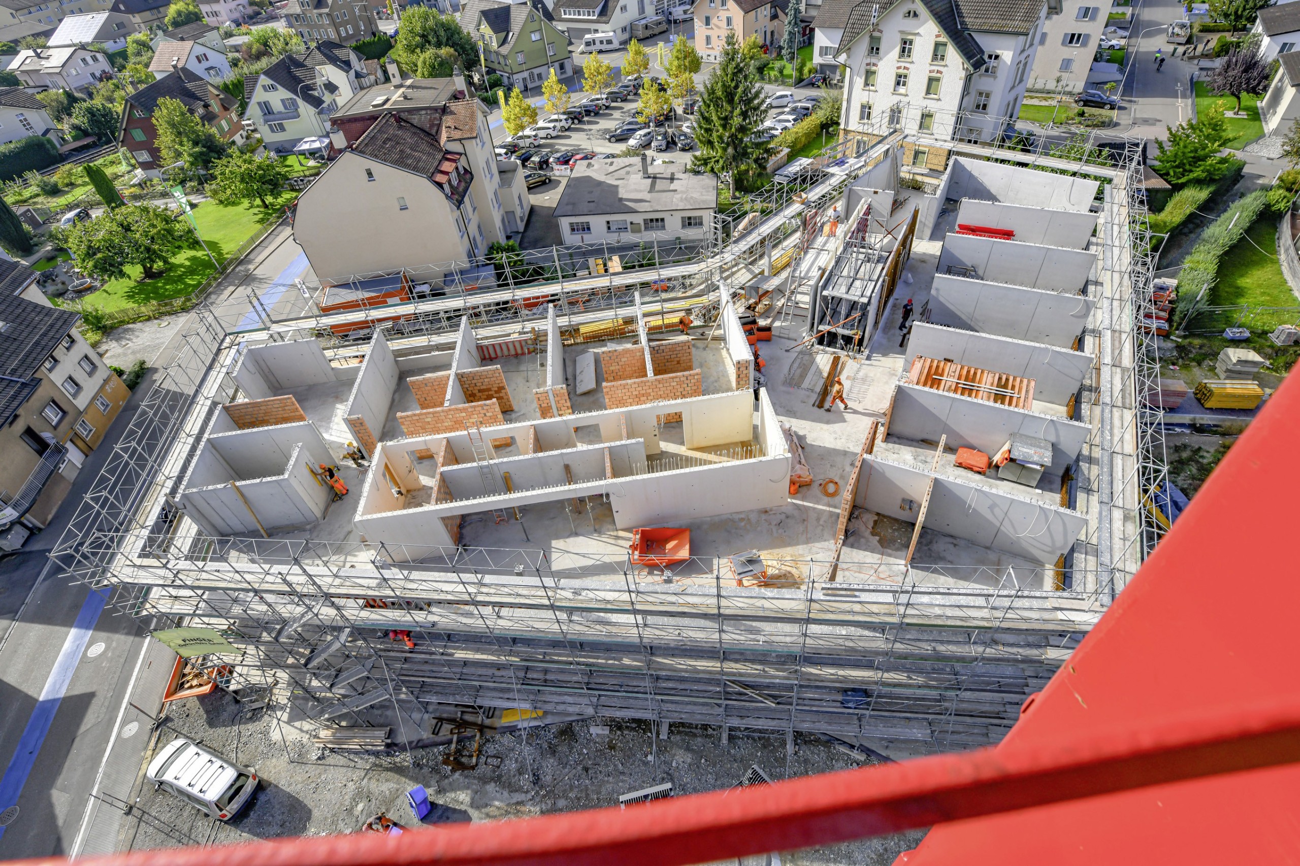 Der «Lebensraum Gartenhof», den er vom Aushub bis zur Einweihung dokumentierte, gehört für Heinze zu den spannensten Projekten, die er in Steinach begleiten durfte. Für die Bilder aus der Vogelperspektive ist er mehrfach auf den Baukran geklettert – ungesichert wohlgemerkt. «Von da oben hast du eine Wahnsinns-Aussicht.»