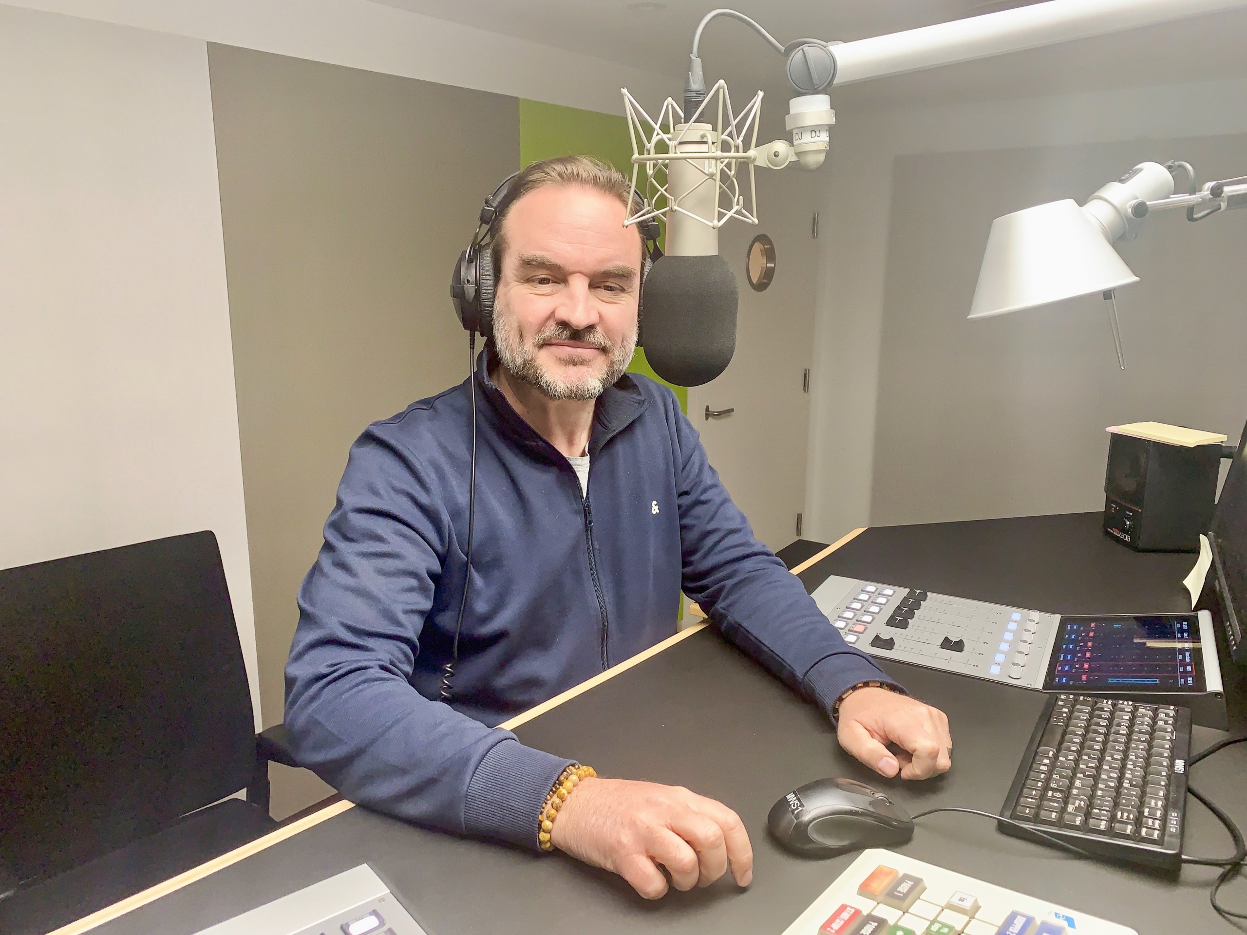 Sascha Zürcher moderiert aus dem St. Galler Studio das Regionaljournal Ostschweiz auf Radio SRF.