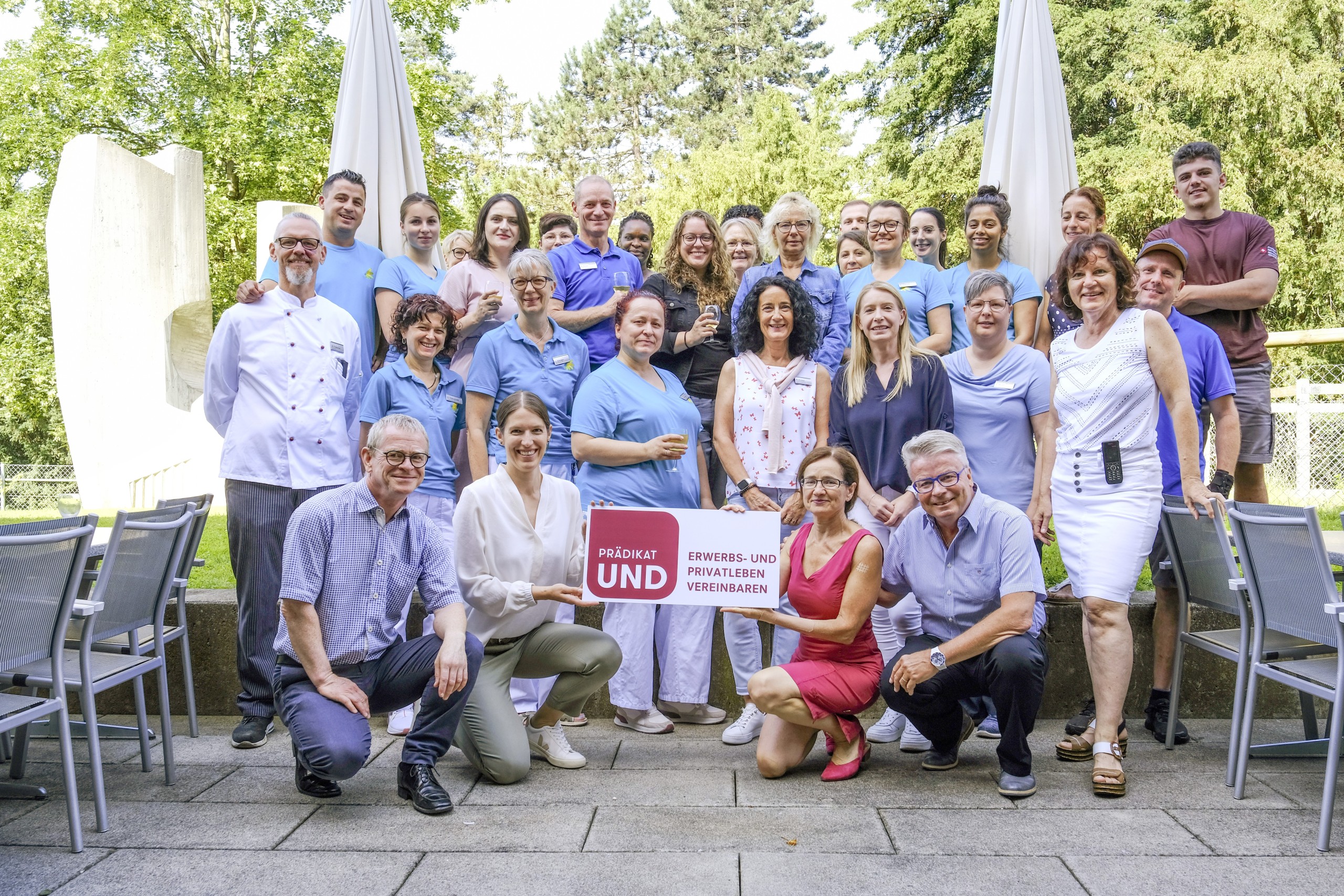 Ein Teil der «Sonnhalden»-Mitarbeitenden mit Projektleiter Stephan Berger und Geschäftsführerin Birgit Lauber von der Fachstelle UND, welche der Geschäftsleiterin Marlene Schadegg und Präsident Patrick Hug des Pflegeheims Sonnhalden die Auszeichnung zur Prädikatsreife überreichten.