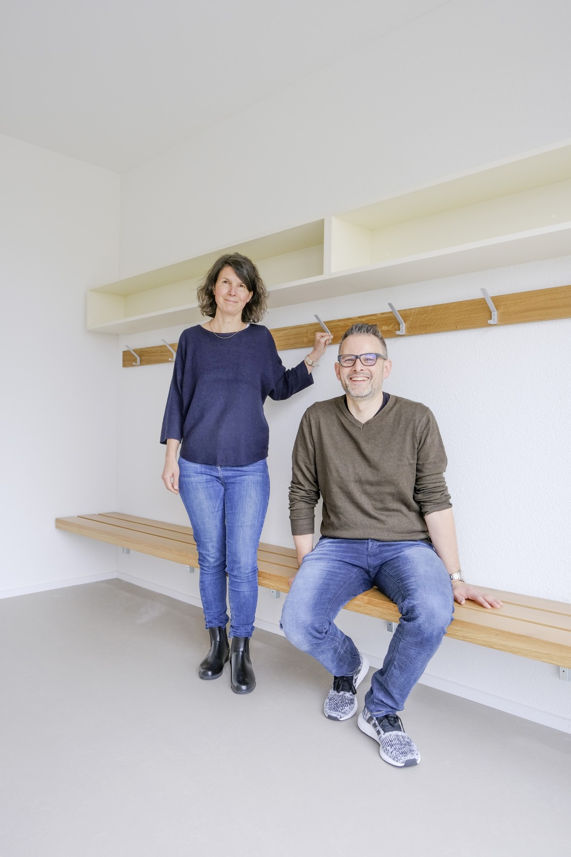 Vereinspräsidentin Diana Straub und Gemeinderat Christian Bischoff in der Garderobe des «Chinderhus Cavallino Berg» an der Käsereistrasse 15.