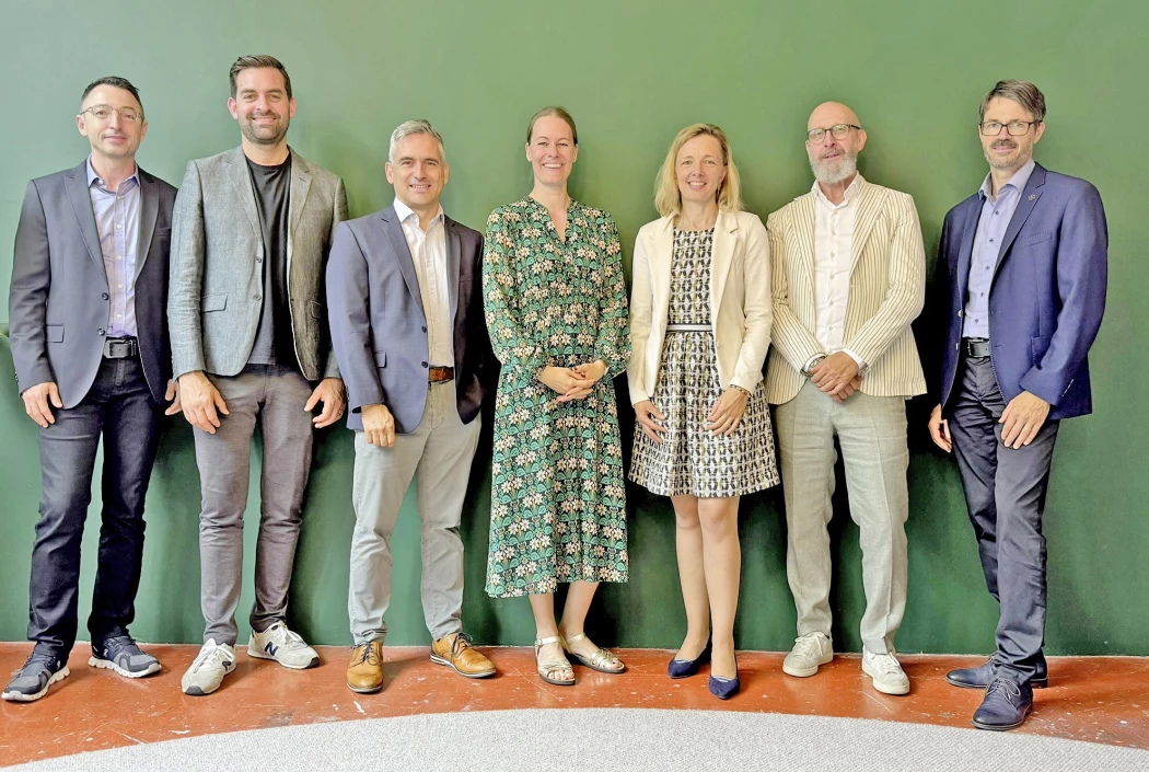 Der Vorstand des neu gegründeten Vereins PhytoValley Switzerland (v.l.): Blerim Krasniqi (Hepart AG), Pascal Kalbermatten (Ceres Heilmittel AG), Dr. Andy Suter (A. Vogel AG), Sandra Banholzer (Rausch AG), Vereinspräsidentin Cécile Mandefield (Regena AG), Andreas Bleiker (Alpinamed AG), Urs Tschumi (Joga Med AG). Auf dem Bild fehlt Yulia Kirschner (Max Zeller Söhne AG).