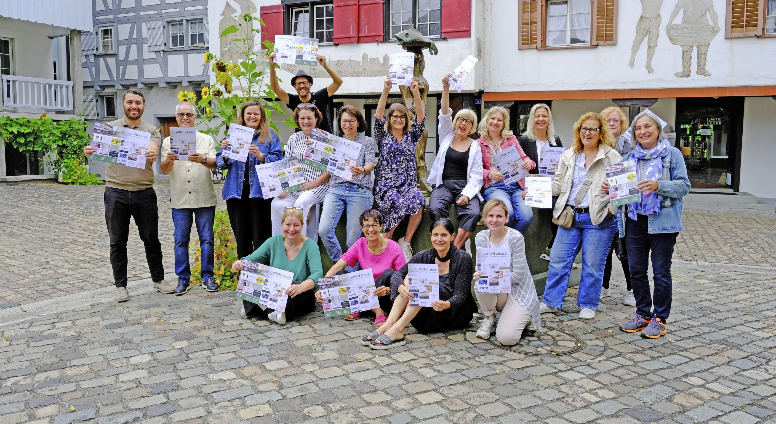 Die Besitzerinnen und Besitzer der Fachgeschäfte Arbon präsentieren das erste Resultat ihrer Zusammenarbeit: Ein Gutscheinbogen mit 21 Bons, der zum Einkaufen in der Altstadt animieren soll.