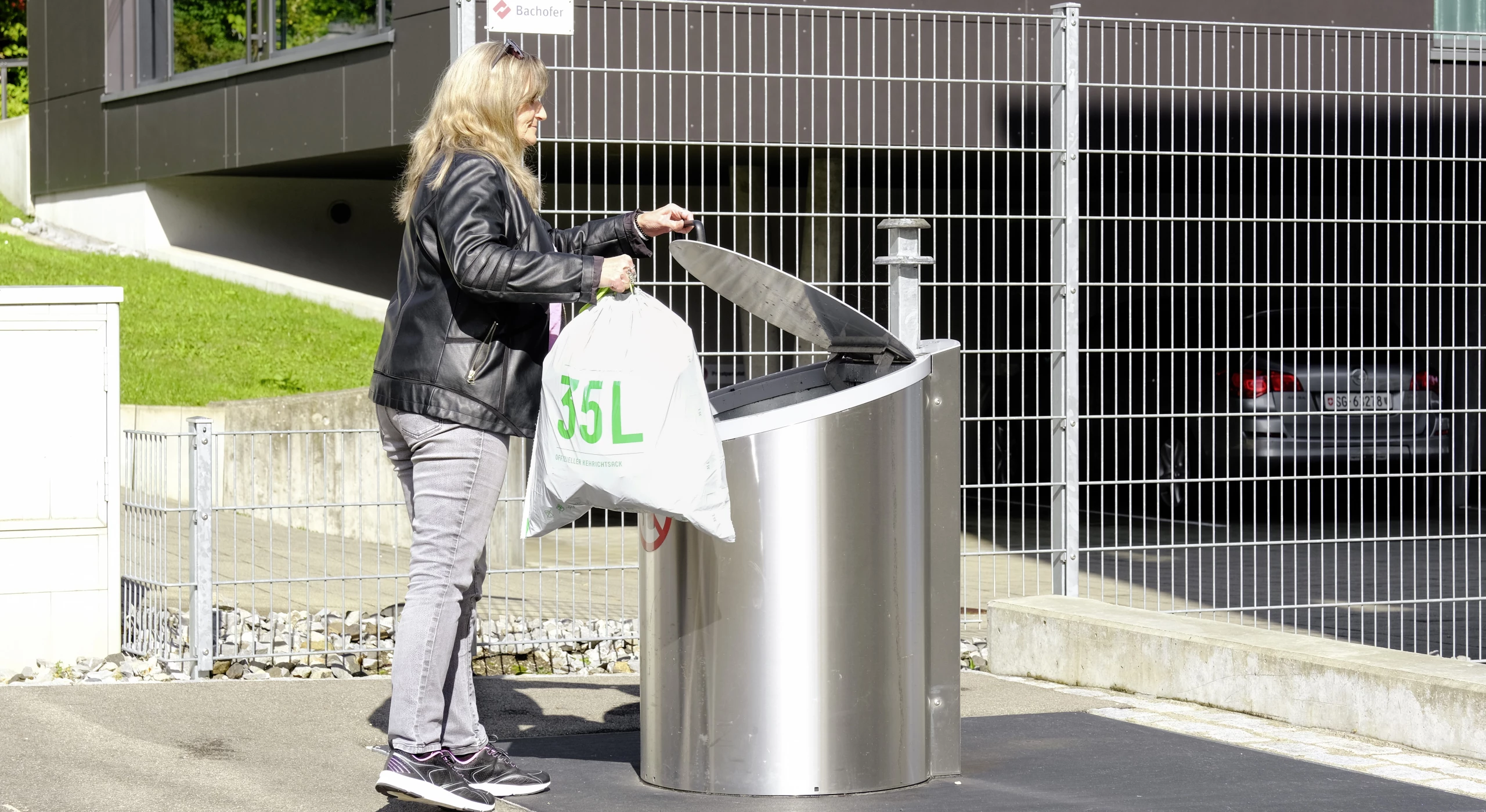Abfallsäcke sollen künftig nur noch im Unterflur-Container landen.