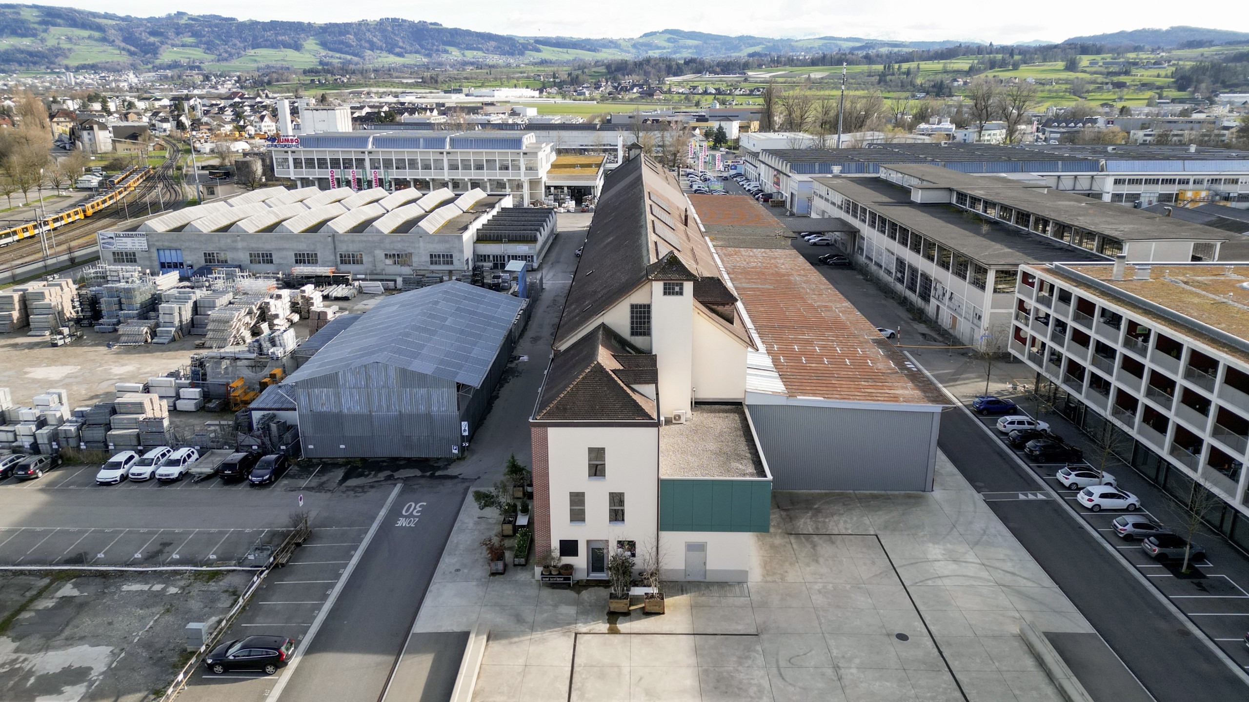 Die Webmaschinenhalle soll dereinst das neue historische Museum des Kantons Thurgau beherbergen. Wie dessen Eröffnung wurde nun auch die Aufwertung des vorgelagerten Platzes verschoben.