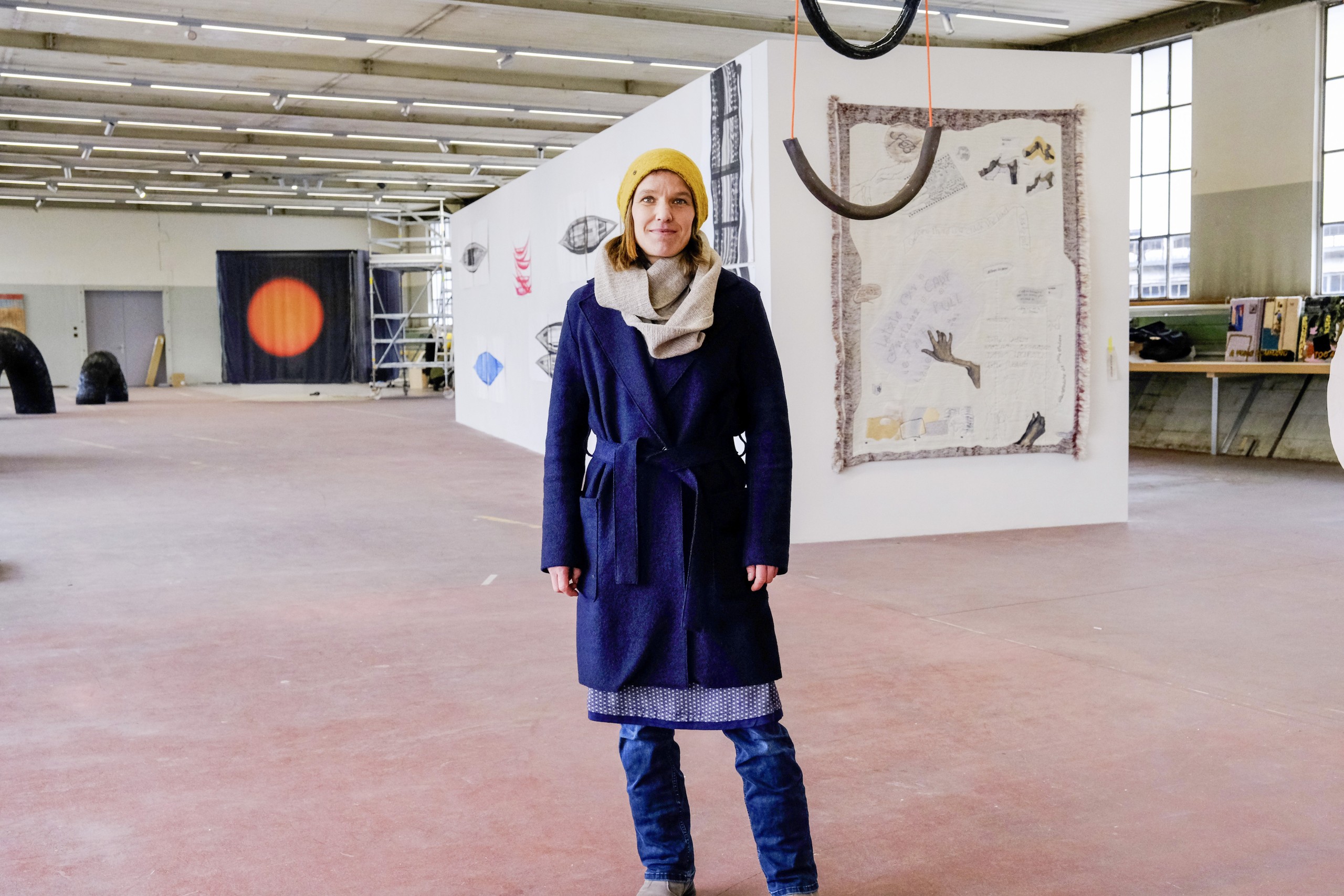 Zwischen Aufbau und ersten Kunstobjekten: Kuratorin Stefanie Hoch in der werdenden Kunstausstellung im Werk2.