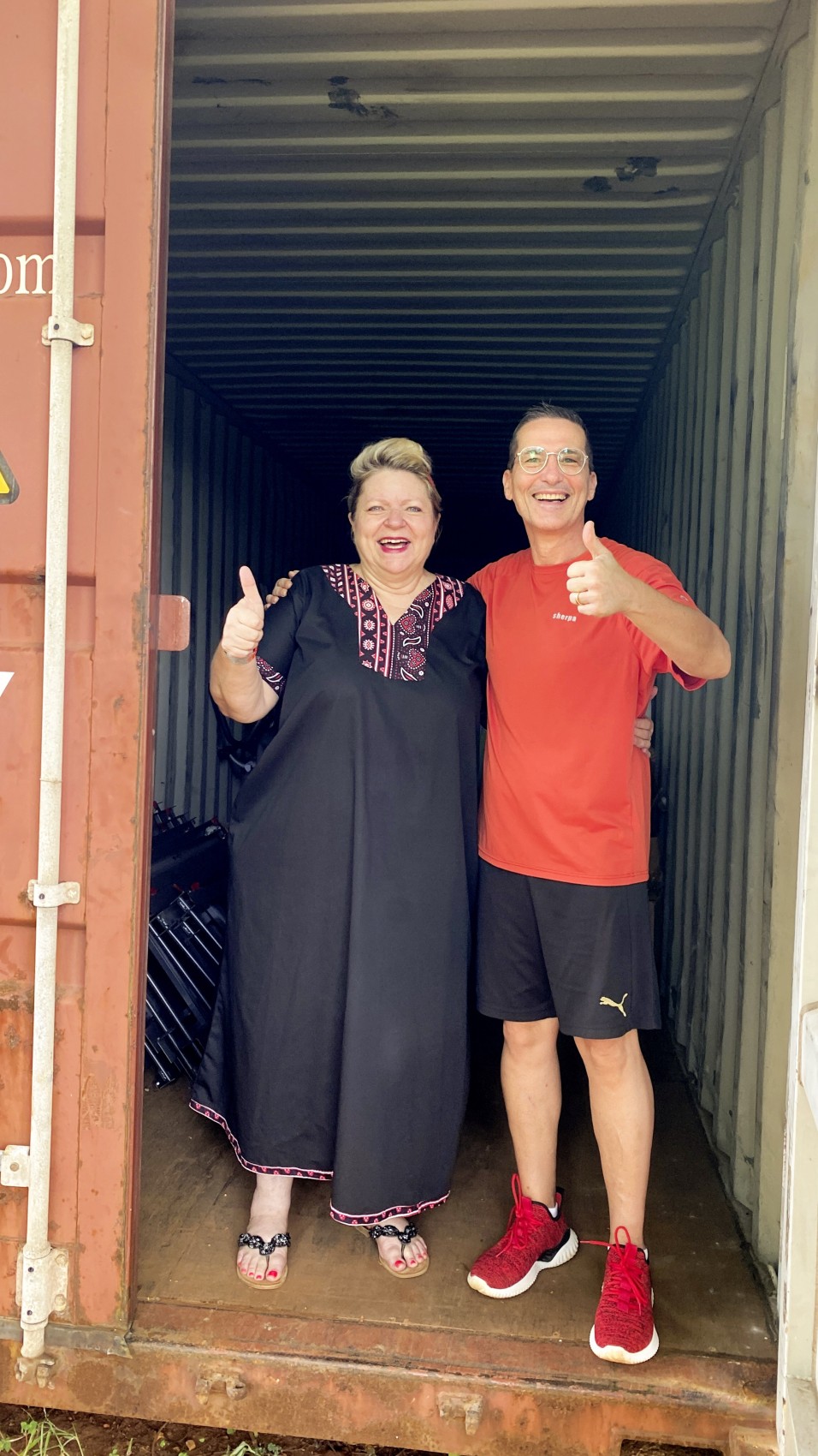 Frank Schreiner reist zur Öffnung des Containers extra noch einmal nach Kenia zurück. Und das Warten hat sich gelohnt: Barbara Fuhrer und er sind überwältigt vom Zuspruch, den die Aktion im Dorf erhält.