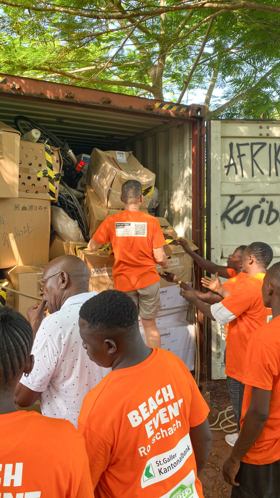 Und endlich ist er offen und bis oben hin voll mit Sachspenden aller Art, von Möbeln über Stoffe bis hin zu Fahrrädern, Werkzeug und Spielsachen.