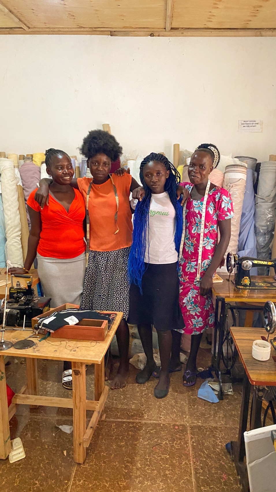 Die Stoffspenden sind für die Näherinnen in Ausbildung ein riesiges Geschenk. Bis anhin mussten sie unter anderem an leeren Zementsäcken üben, weil kein Geld für das nötige Material vorhanden ist.