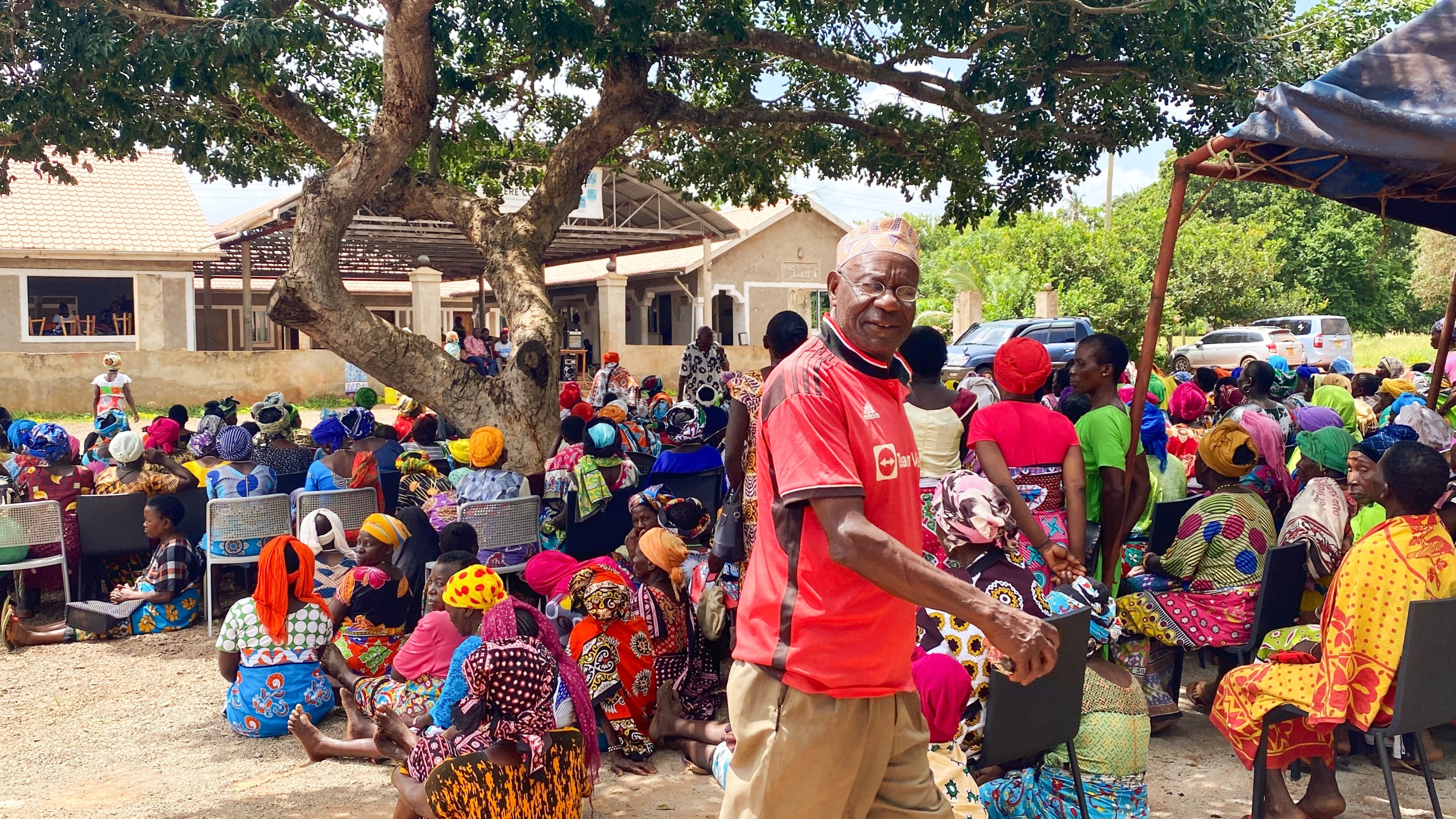Die gesammelten Sachspenden gehen zu grossen Teilen an die 600 Witwen im Wahlkreis Ganze. So wurden nicht nur auf einen Schlag 600 Familien unterstützt. Die Aktion bot den Frauen auch die Gelegenheit, sich registrieren zu lassen, um künftig eine – wenn auch sehr bescheidene – Witwenrente beziehen zu können.