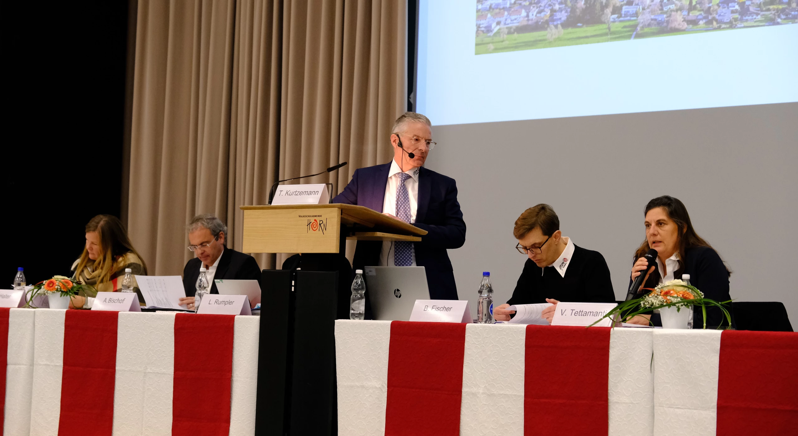 Thierry Kurtzemann (Mitte) gibt das Wort zur Fragebeantwortung an Vera Tettamanti (r.), während die übrigen Gemeinderäte ihre Unterlagen studieren.