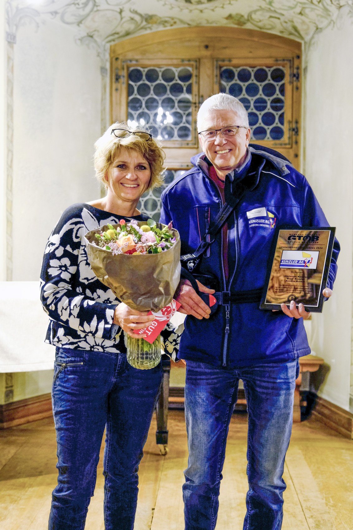 Sie hätten nie damit gerechnet: Christian und Vreni Künzler sind gleichermassen überrascht wie erfreut über ihre Auszeichnung, bedauern jedoch, dass Geschäftspartnerin Renate Mathis nicht am Anlass dabei sein konnte.