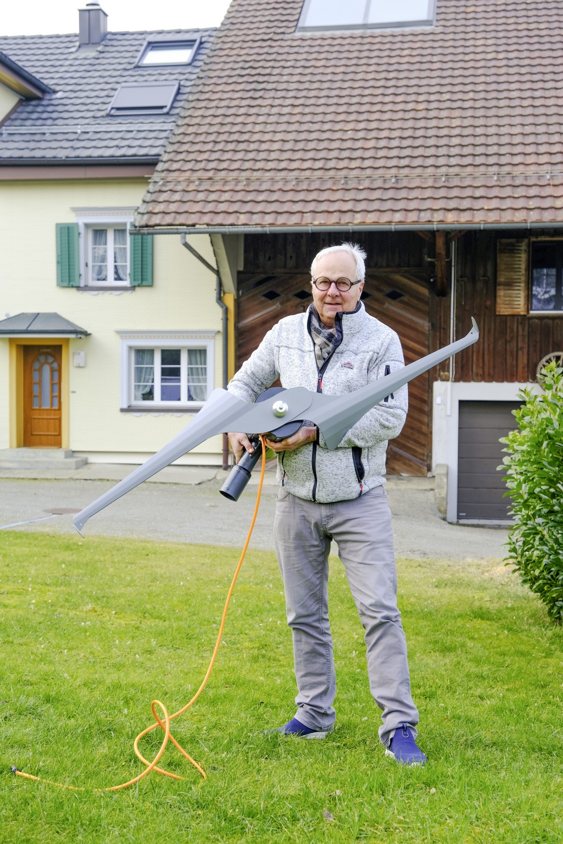 Bernhard Wälti mit dem Mikro-Windrad seiner Tochter. Es ergänzt die PV-Anlage und produziert vor allem dann Strom, wenn die Sonne es nicht mehr tut.