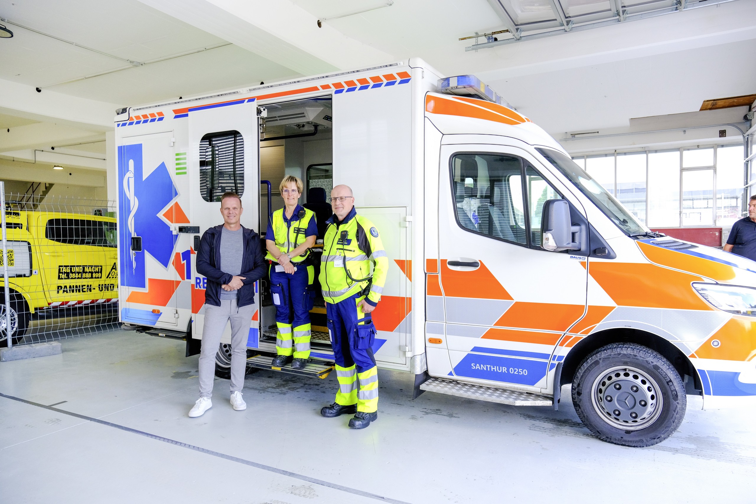 Sascha Janssen (l.) eröffnete mit Rettungssanitäterin Karin Leugger und Transportsanitäter Udo Kellermann den Stützpunkt in Arbon.