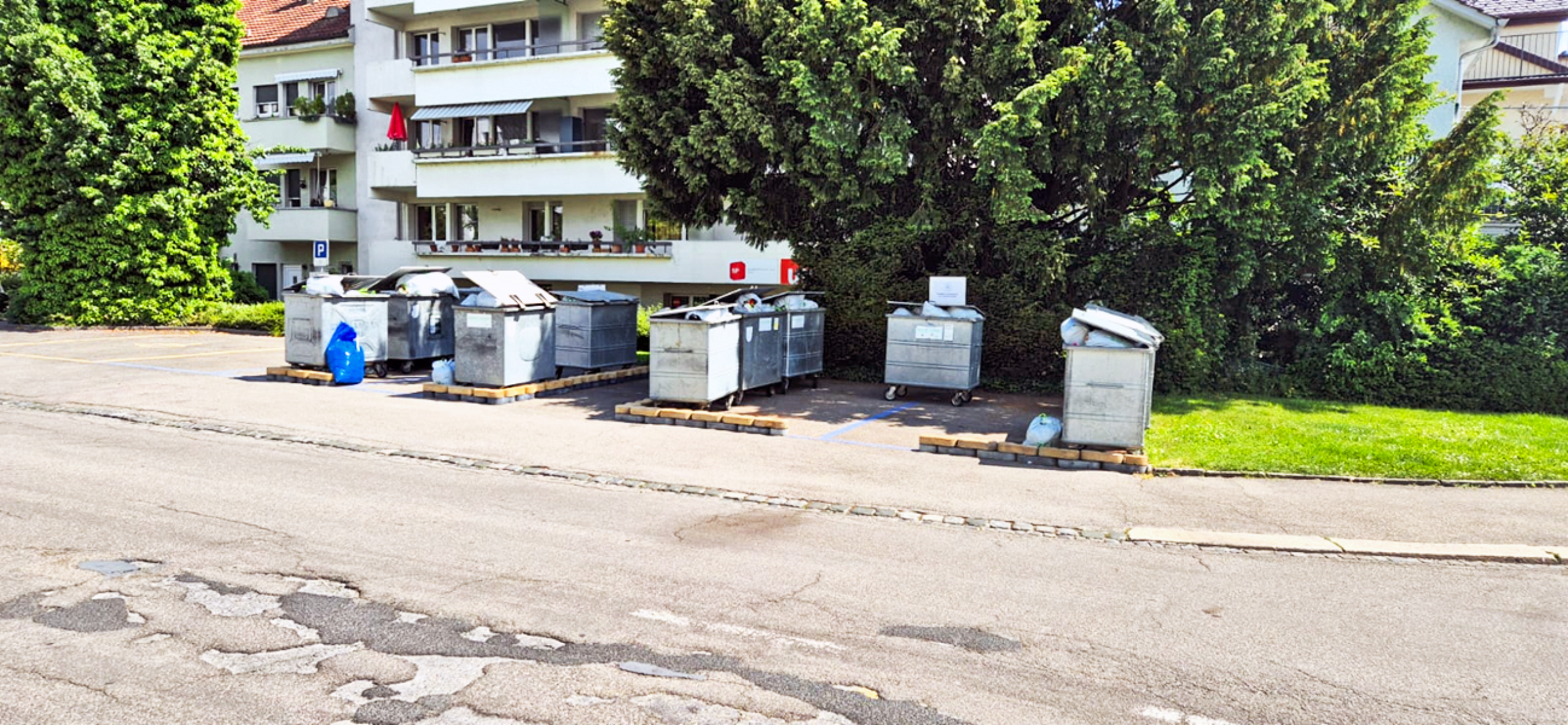 Alles andere als eine touristische Sehenswürdigkeit: Die vollgestopften Unterflurcontainer an der Promenadenstrasse bieten ein wenig idyllisches Bild.
