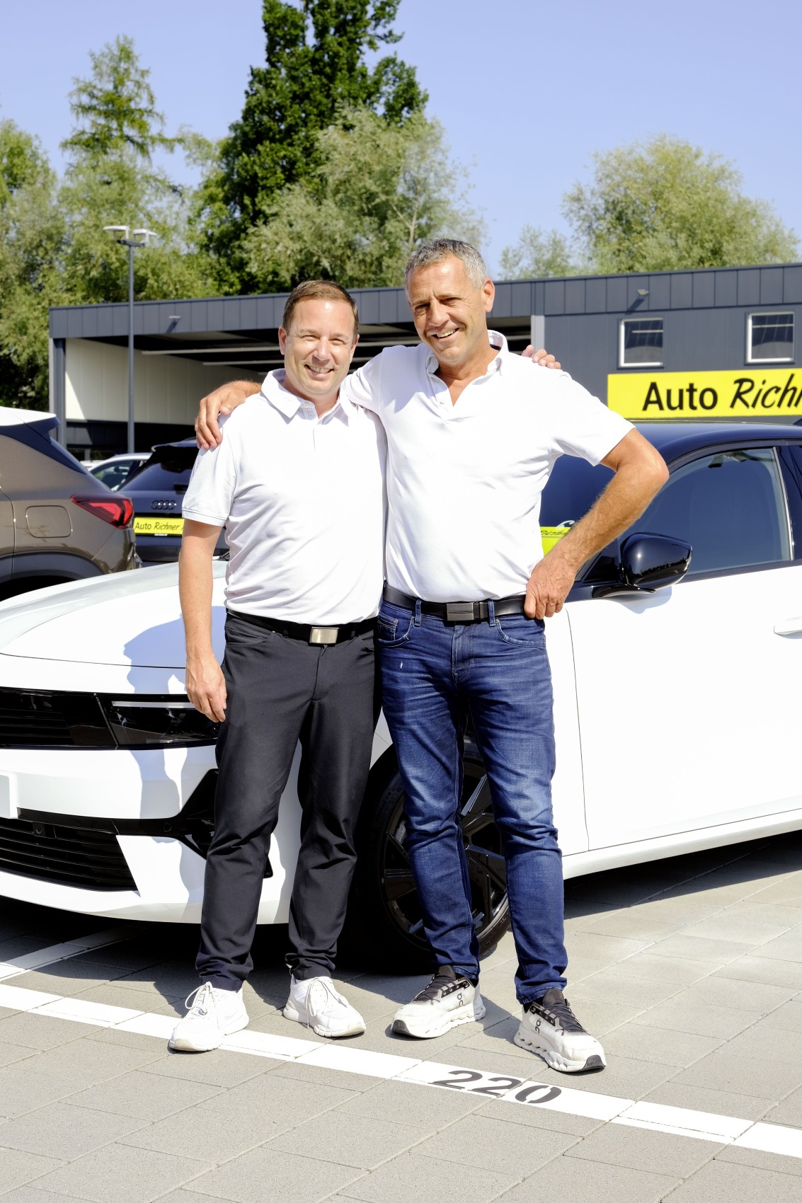 Mario Rohner (l.) und Christoph Richner organisieren mit dem Jubiläumsfest den ersten öffentlichen Anlass in der 30-jährigen Geschichte des Betriebs.