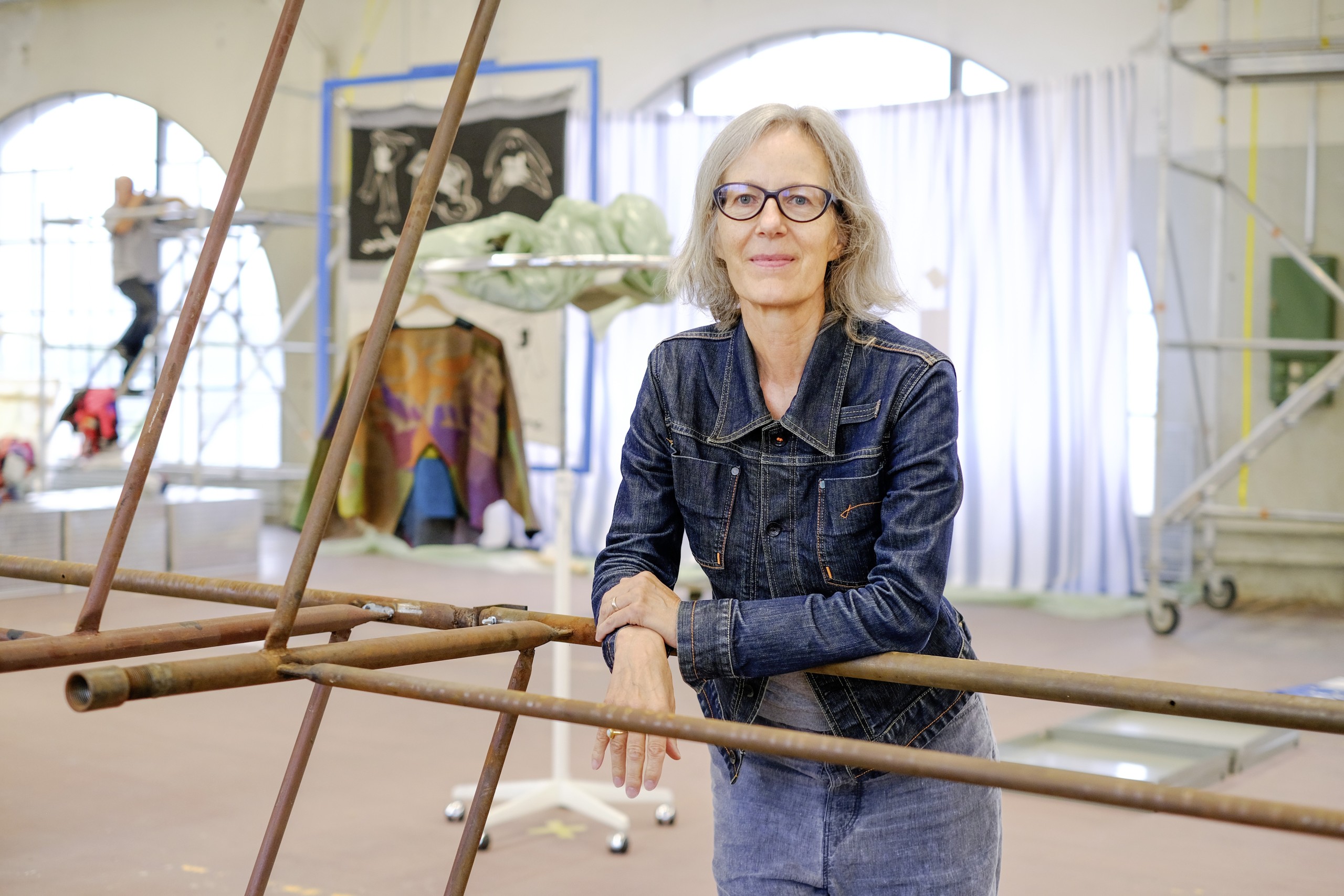 Marianne Burki inmitten der sich im Aufbau befindenden Ausstellungshalle.