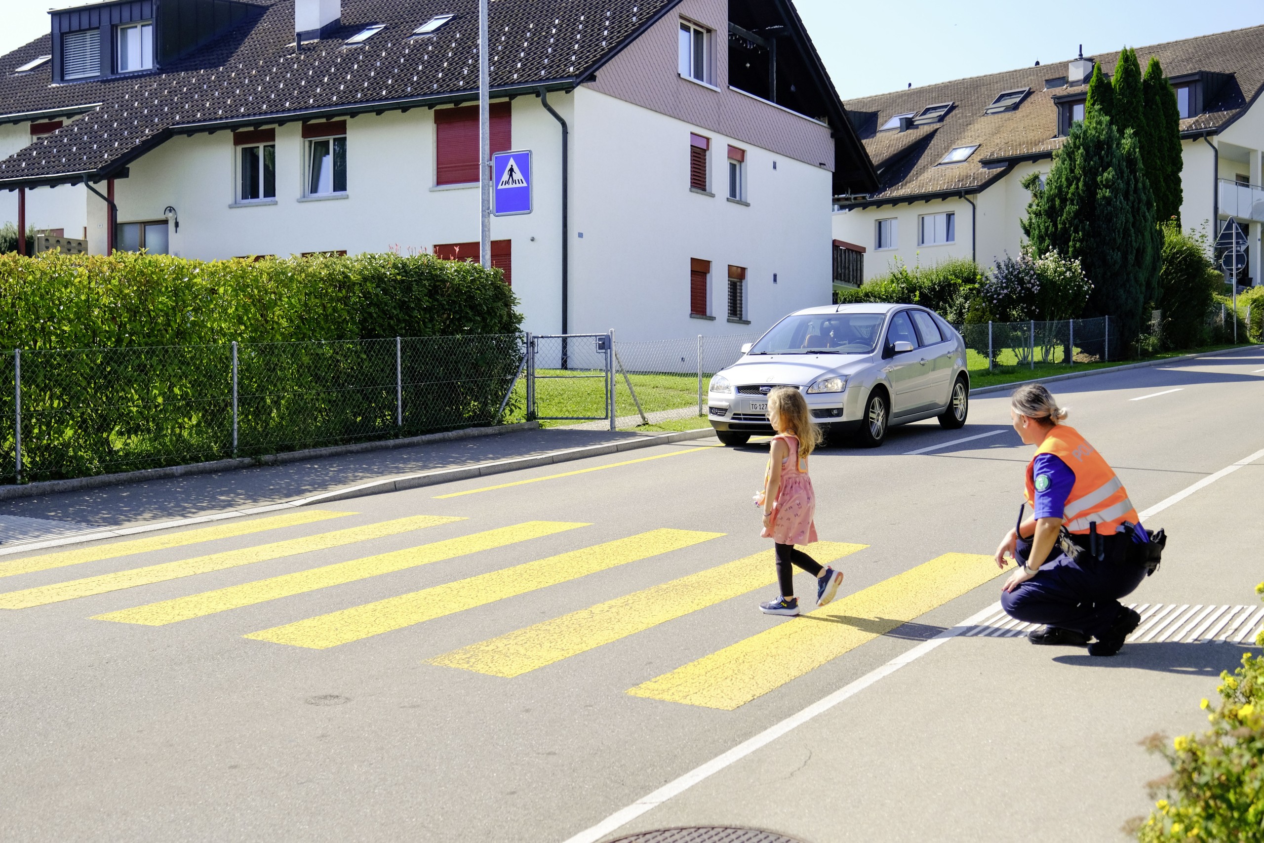 «Warte, luege, lose, laufe» – die «Kindergärtler» des Kindergartens in Berg lernen mit Polizistin Maria Noth, wie sie sicher die Strasse überqueren.