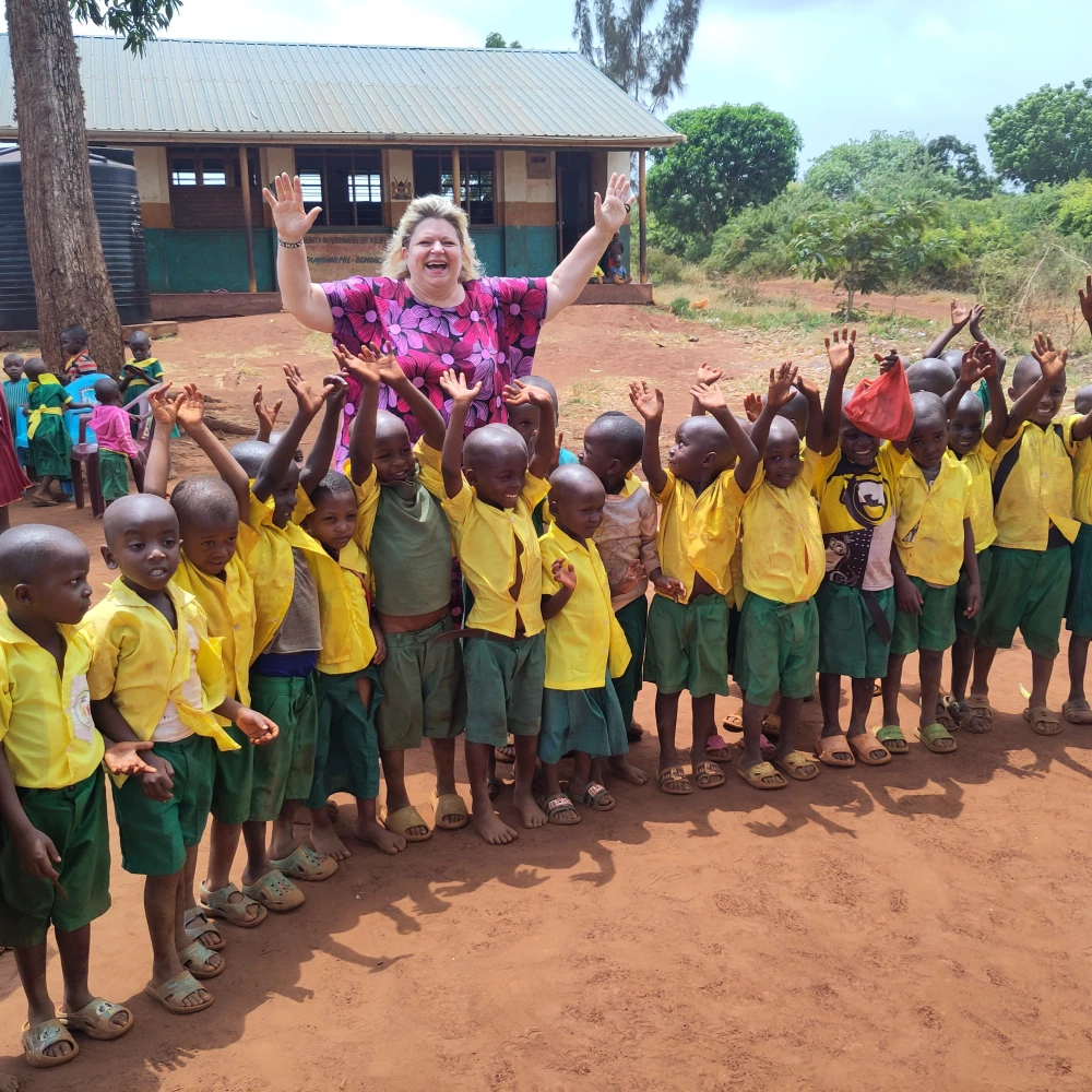 Barbara Fuhrer feiert mit den Schülerinnen und Schüler.