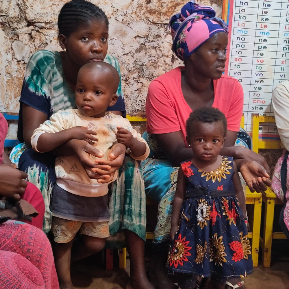 Eltern und Kinder schauen dem Verteilspektakel zu.