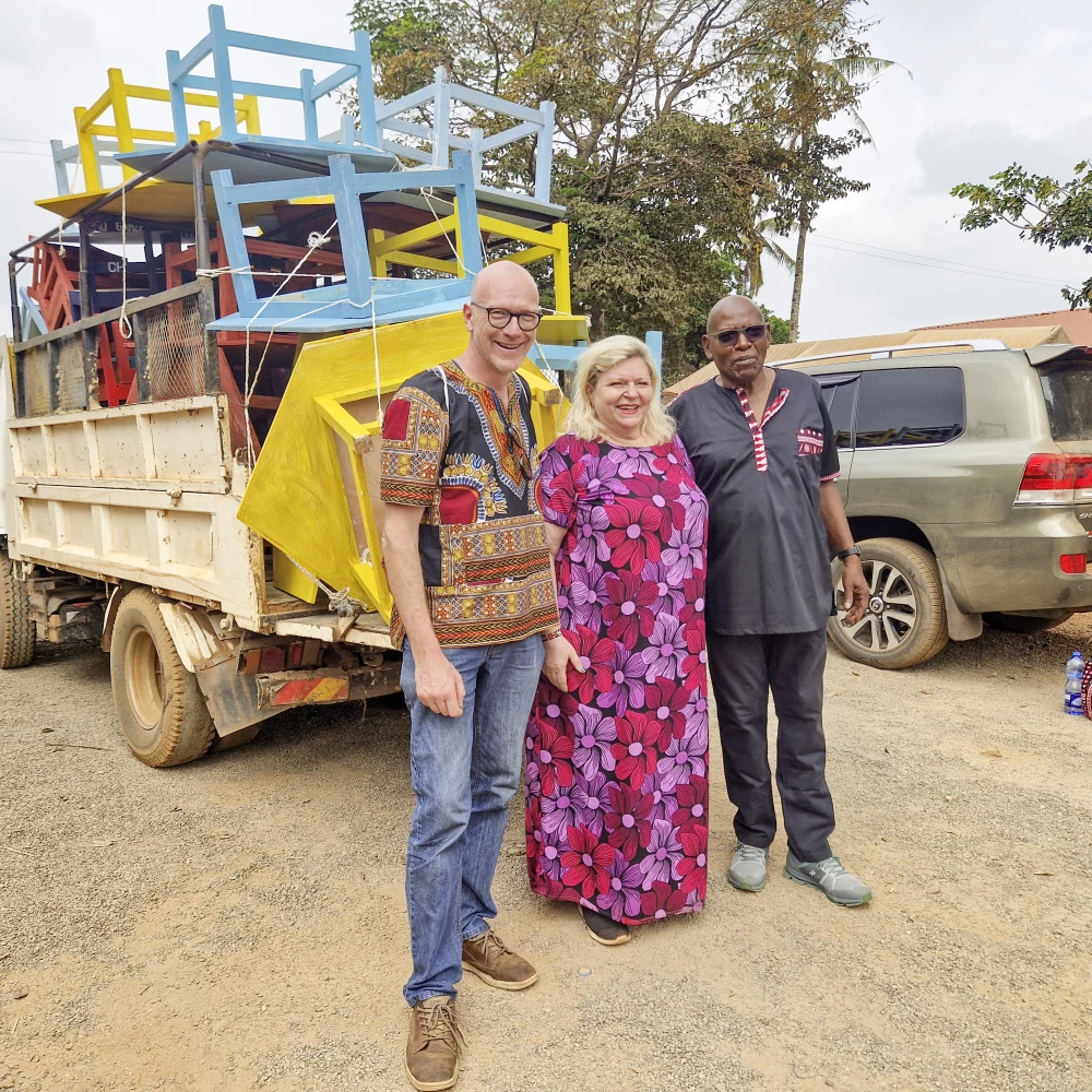 Patrick Baumann (l.), Präsident von TECHshare, begleitet bei seinem Besuch in Kenia Barbara Fuhrer und ihren Mann Peter Safari Shehe, als diese Stühle und Tische an Kindergärten in der Region verteilen.